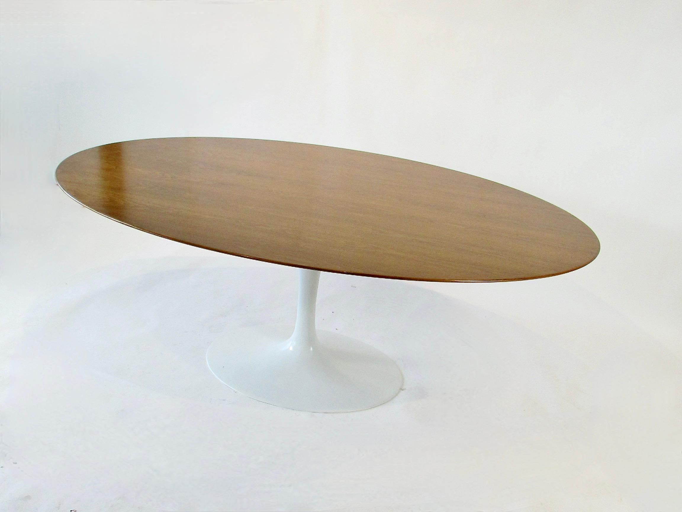 Début de production Eero Saarinen Knoll  table de salle à manger Tulip en noyer en vente 2