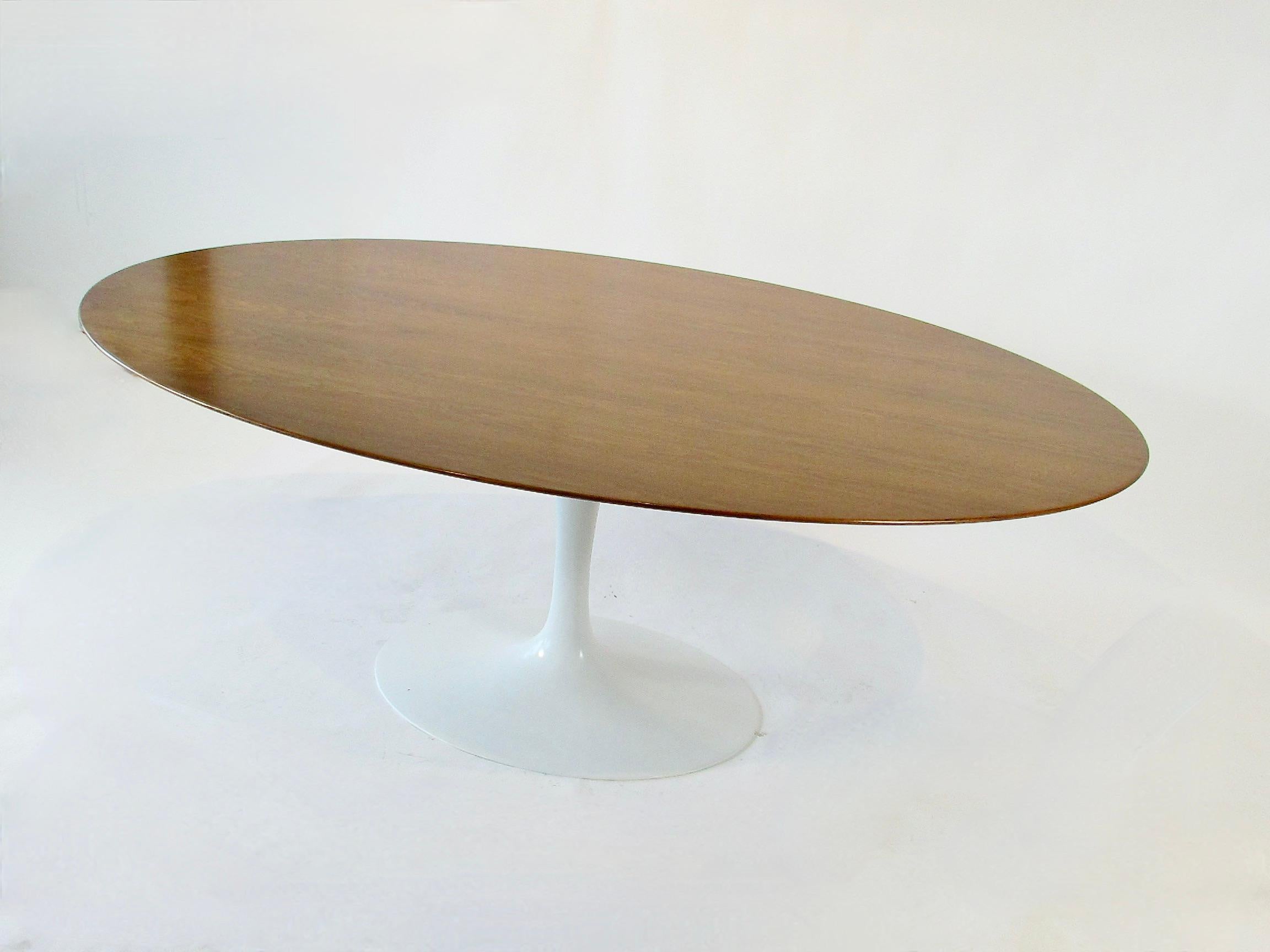 Début de production Eero Saarinen Knoll  table de salle à manger Tulip en noyer en vente 3