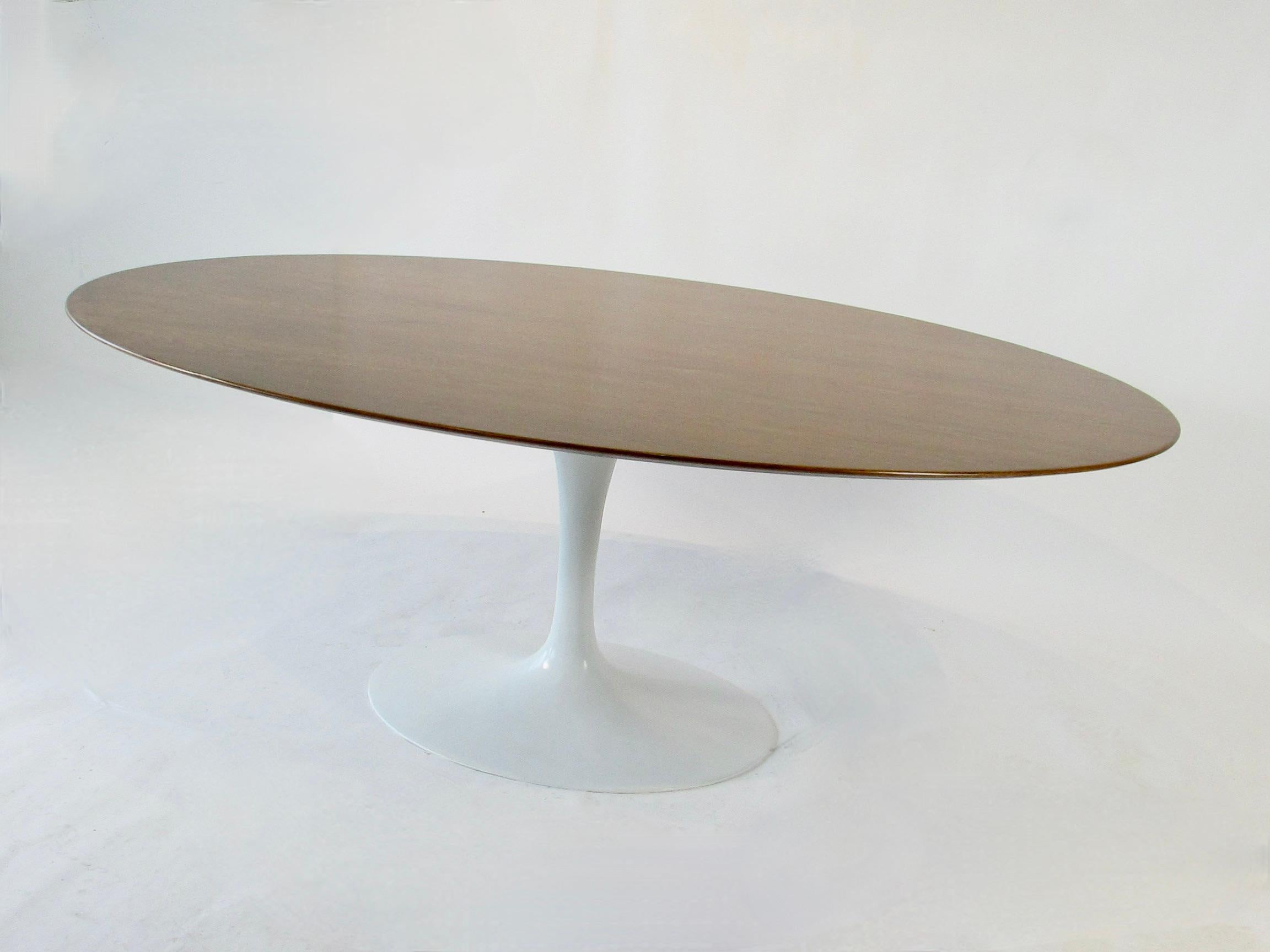 Début de production Eero Saarinen Knoll  table de salle à manger Tulip en noyer en vente 4