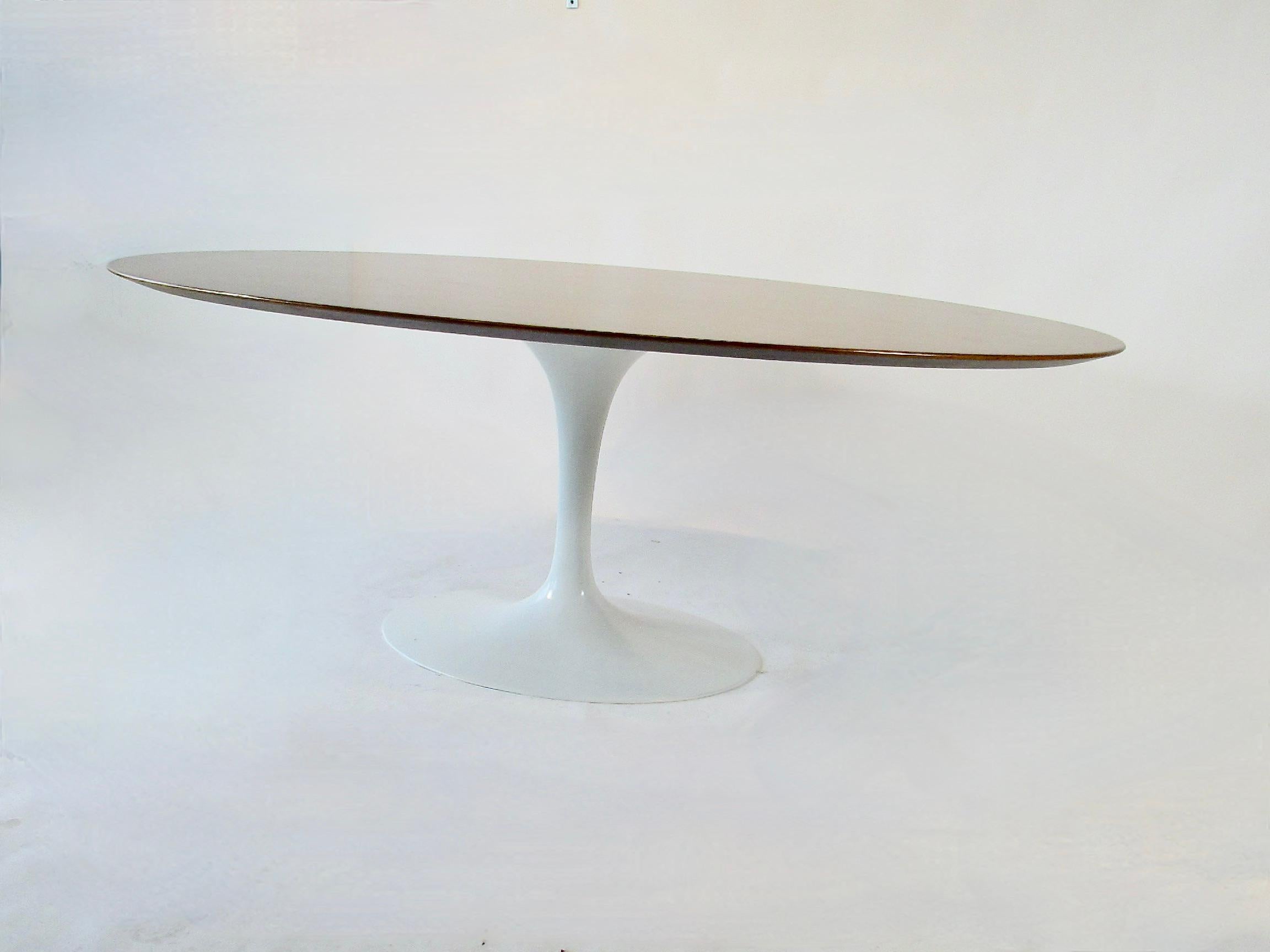 Début de production Eero Saarinen Knoll  table de salle à manger Tulip en noyer en vente 5