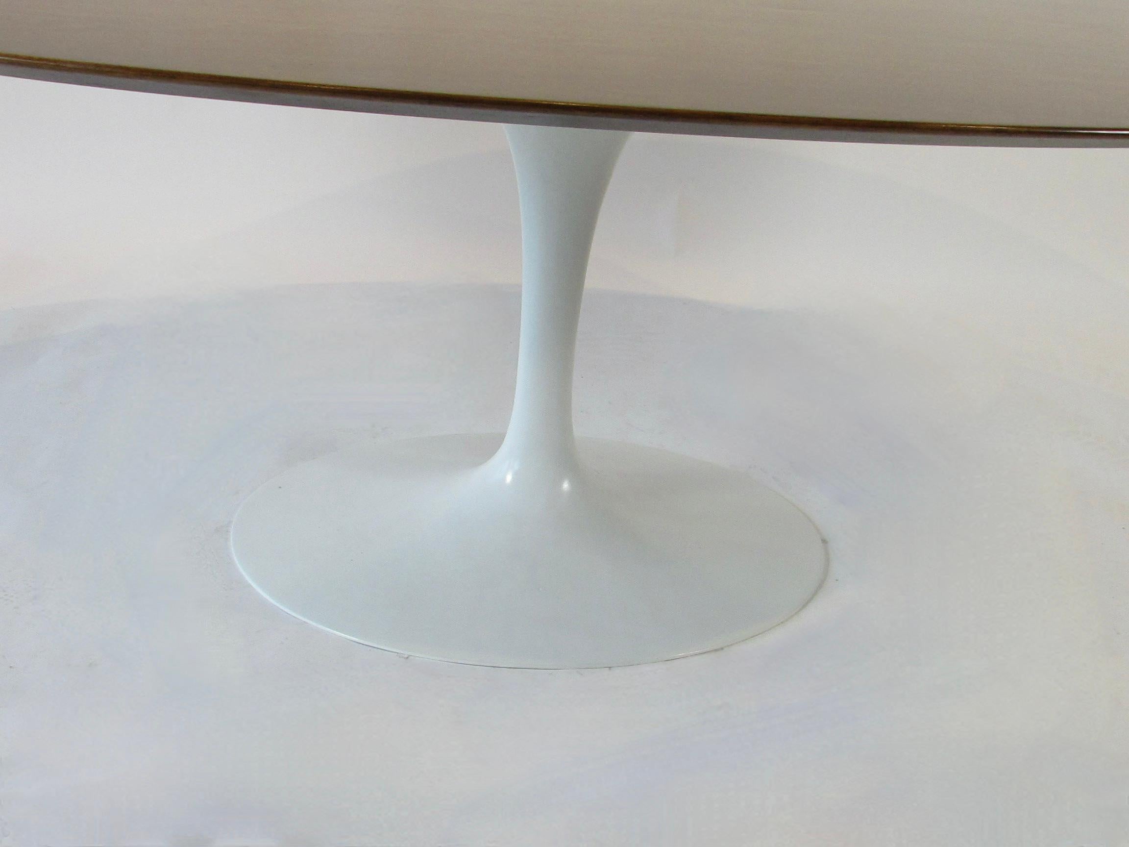 Début de production Eero Saarinen Knoll  table de salle à manger Tulip en noyer en vente 7