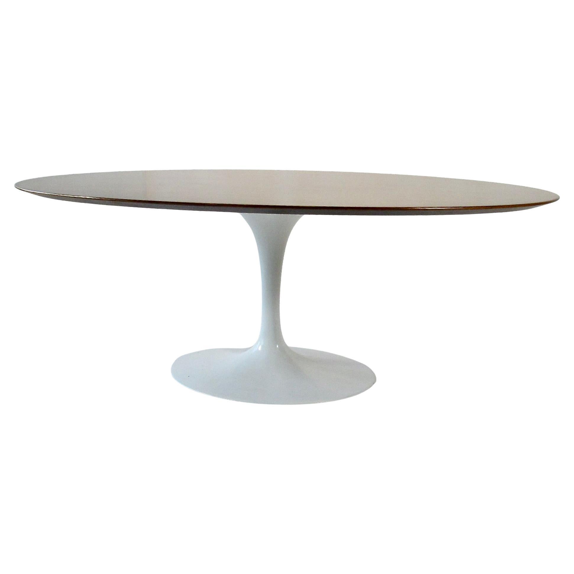 Eero Saarinen for Knoll Pedestal group ou Tulip group table et chaises est devenu une référence iconique de la simplicité et du design du milieu du siècle. Pour reprendre les termes de Saarinens  