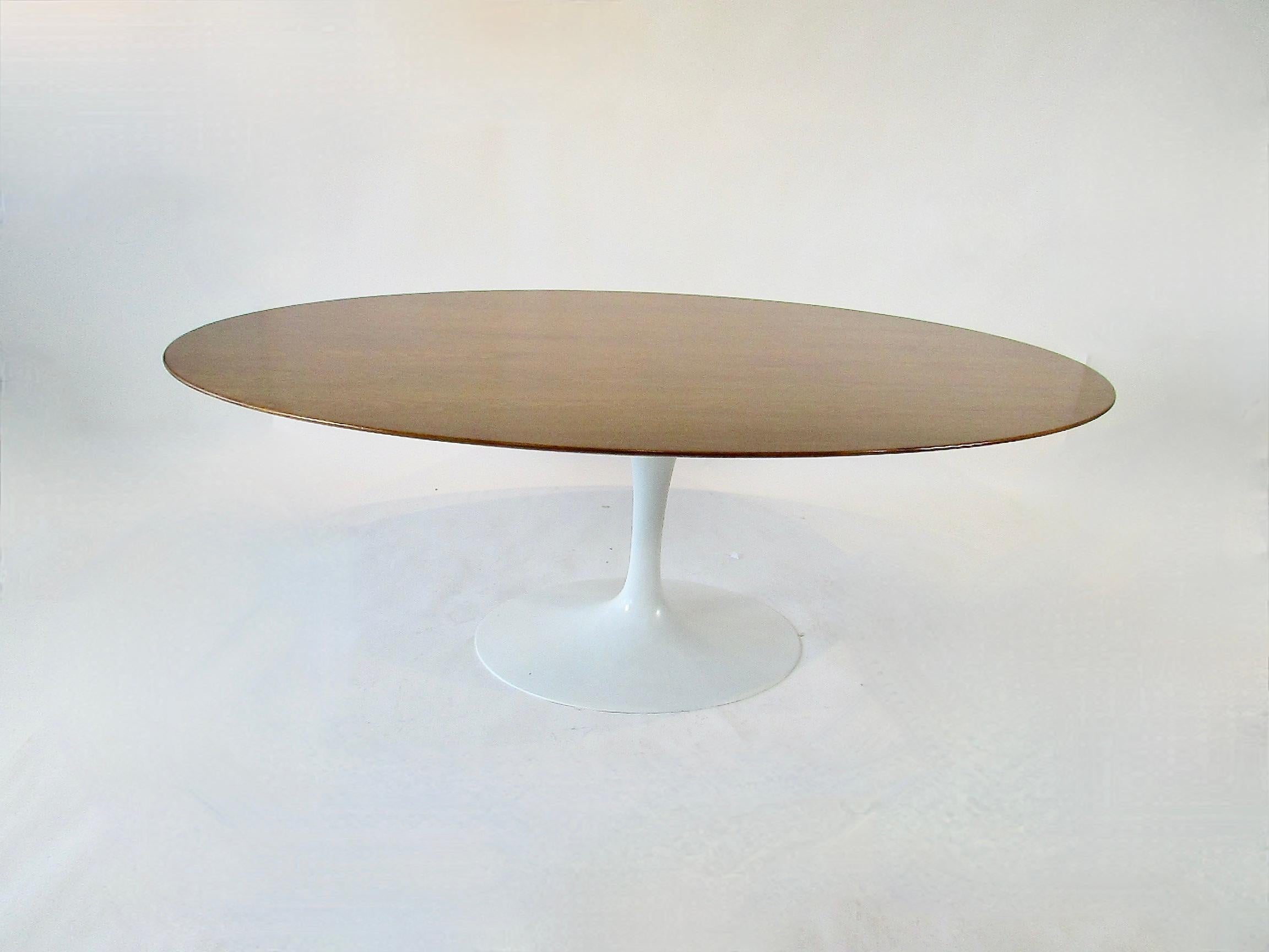 Mid-Century Modern Début de production Eero Saarinen Knoll  table de salle à manger Tulip en noyer en vente