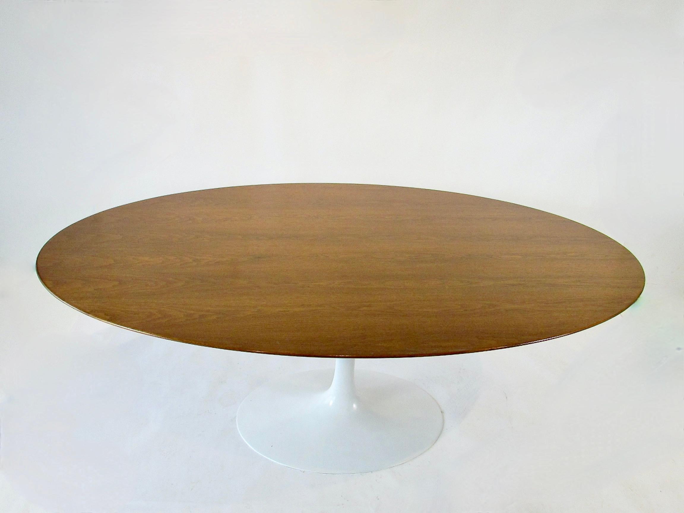 Américain Début de production Eero Saarinen Knoll  table de salle à manger Tulip en noyer en vente