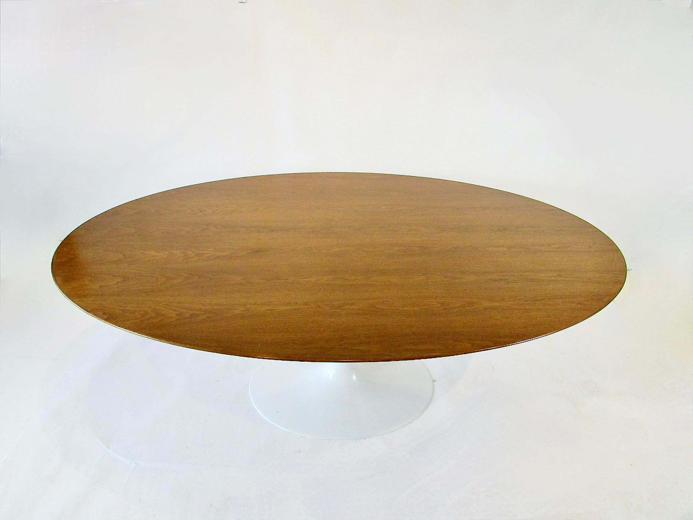 Moulage Début de production Eero Saarinen Knoll  table de salle à manger Tulip en noyer en vente