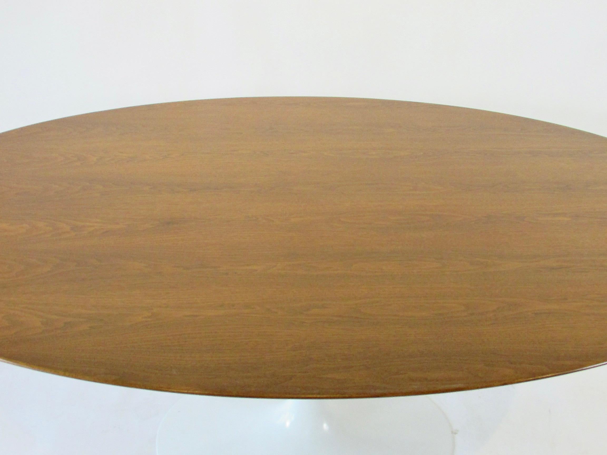Début de production Eero Saarinen Knoll  table de salle à manger Tulip en noyer Bon état - En vente à Ferndale, MI
