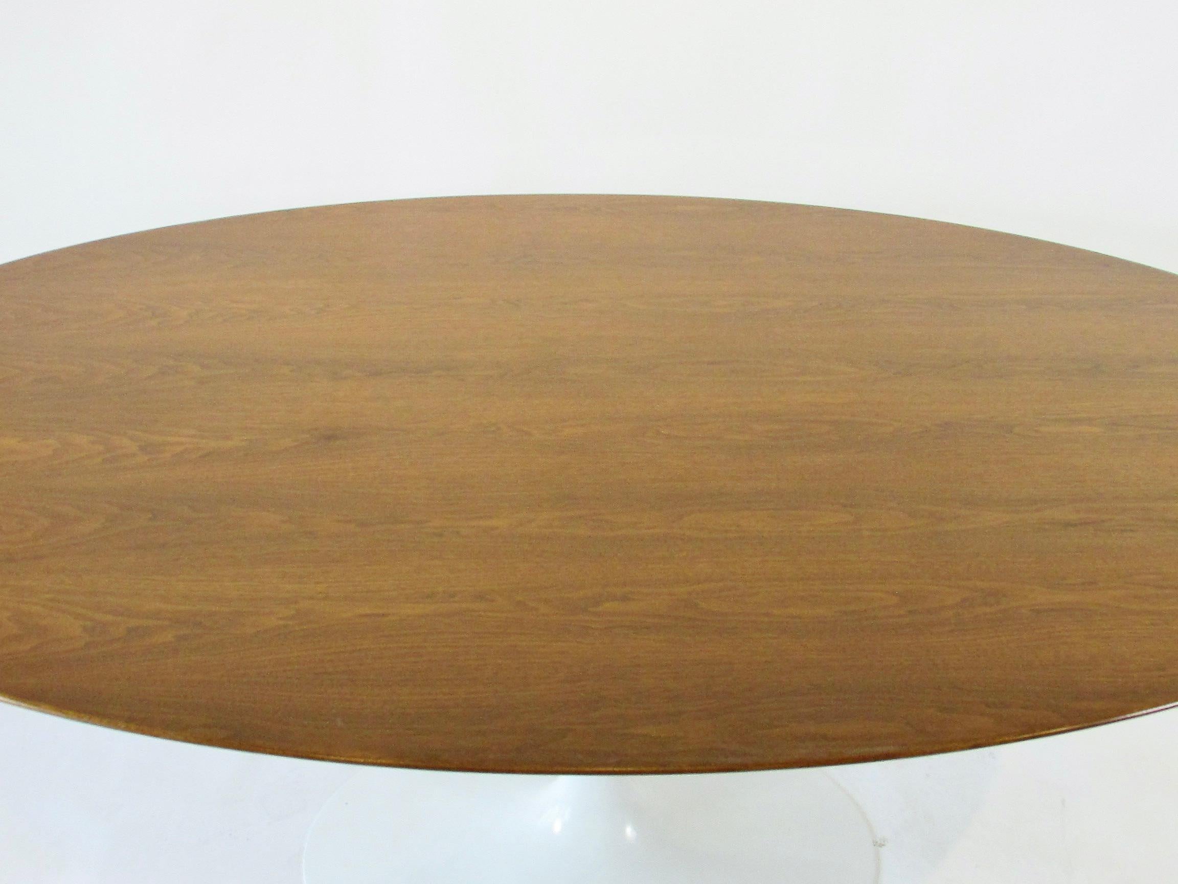 20ième siècle Début de production Eero Saarinen Knoll  table de salle à manger Tulip en noyer en vente
