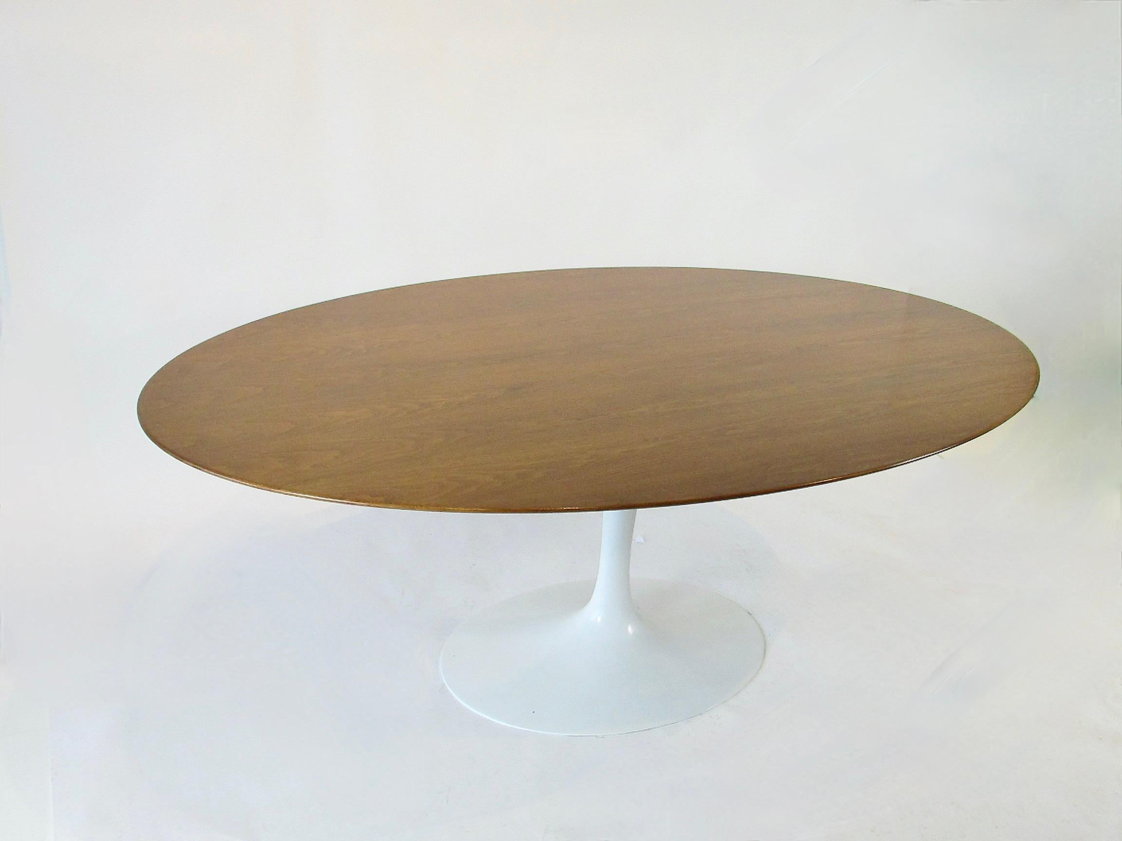 Fer Début de production Eero Saarinen Knoll  table de salle à manger Tulip en noyer en vente