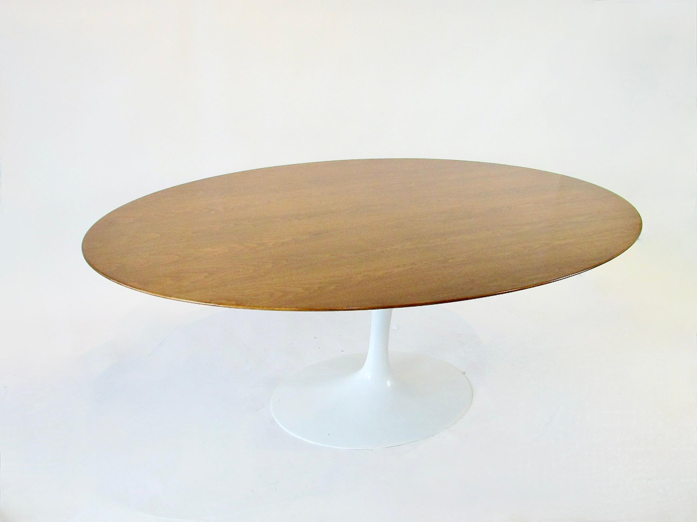 Début de production Eero Saarinen Knoll  table de salle à manger Tulip en noyer en vente 1