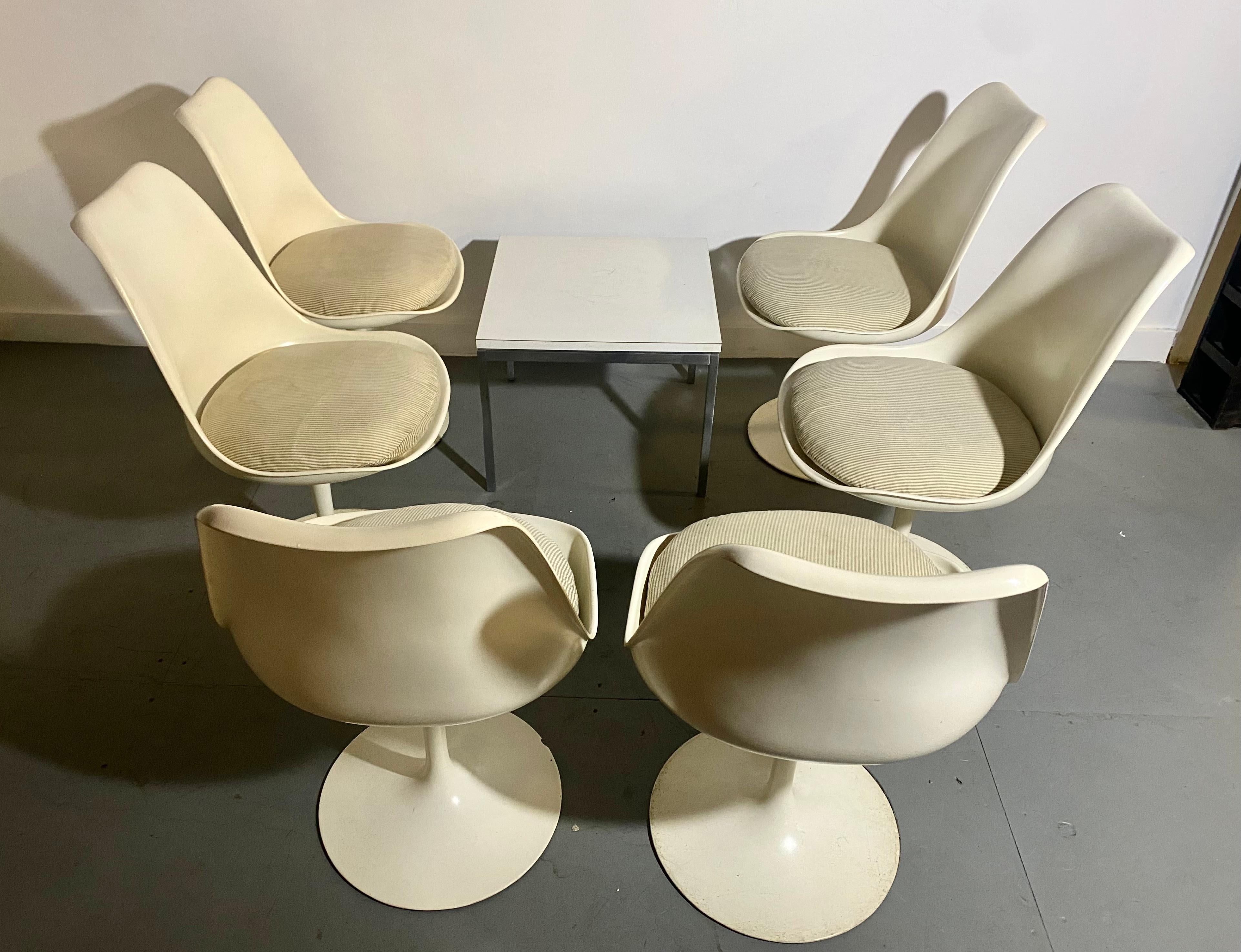 Mid-Century Modern Early Production Eero Saarinen Tulip Dining Chairs Knoll, New York For Sale
