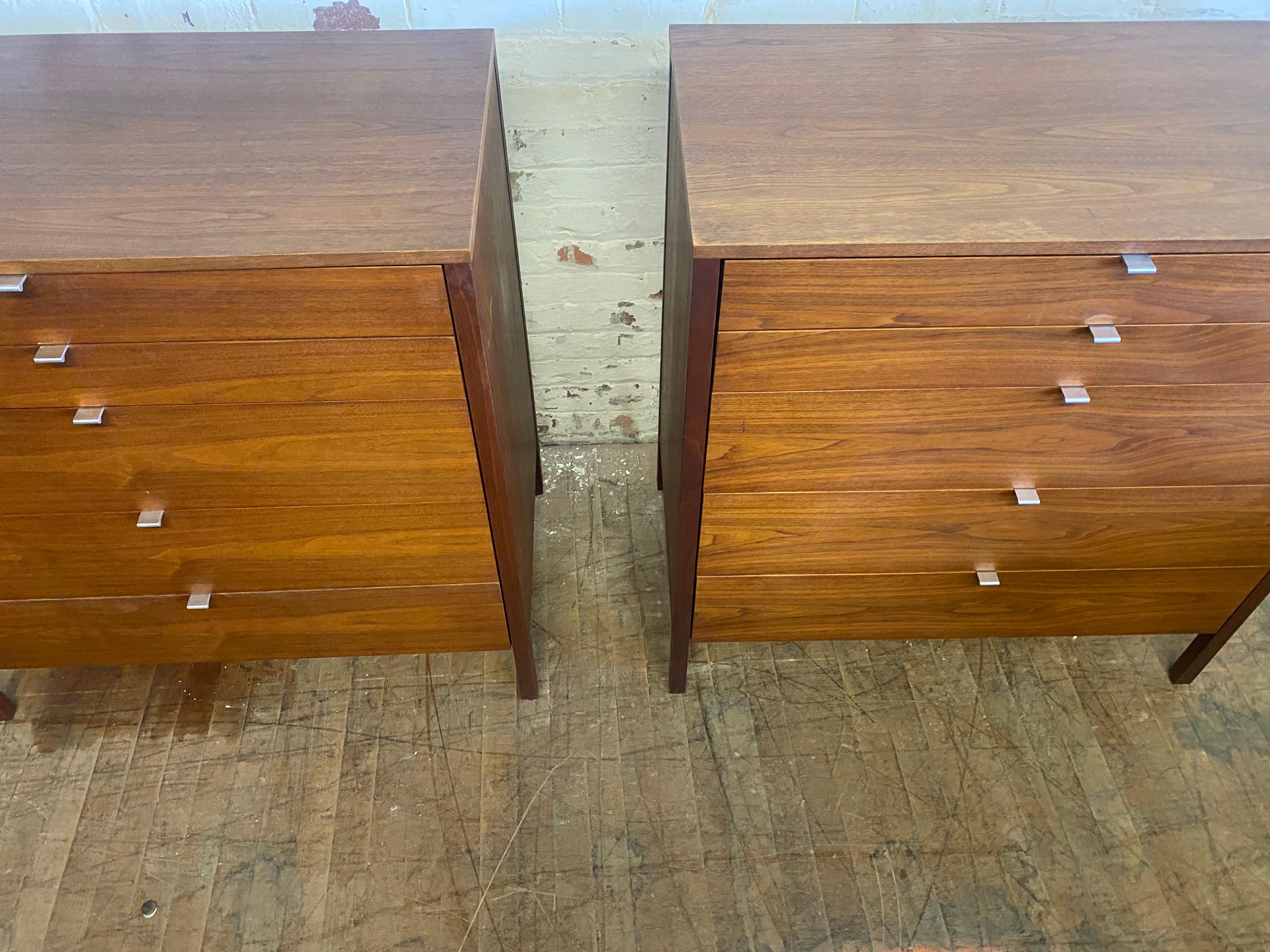 Classic architectural design ,, Early production dresser or chest of drawers designed by Florence Knoll for Knoll International.Retains original KNOLL label.. 

Beautiful walnut grain throughout. Retains the original stainless drawer pulls. Five