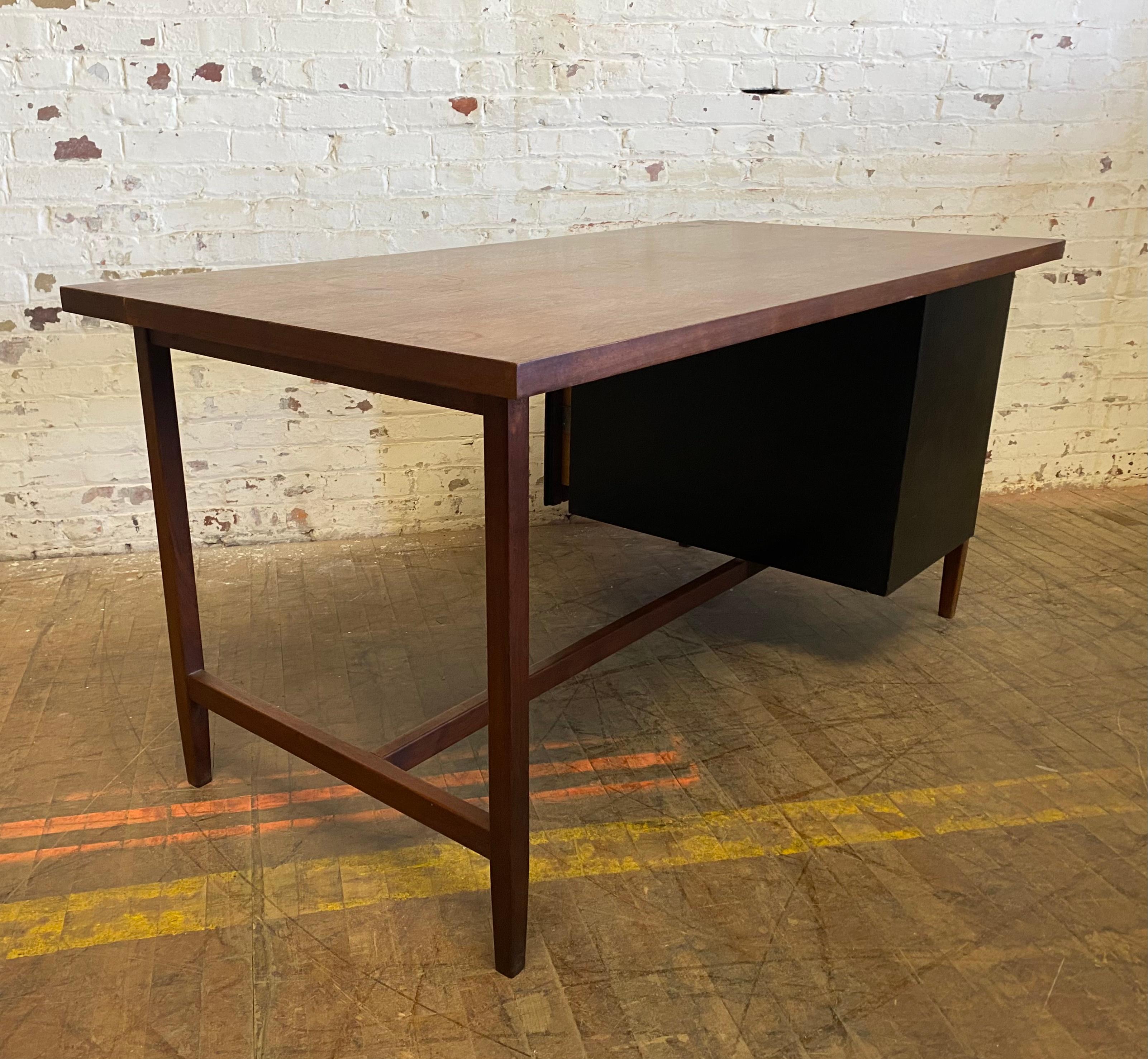 Bureau Florence Knoll de production ancienne, design moderniste classique, Knoll New York en vente 1