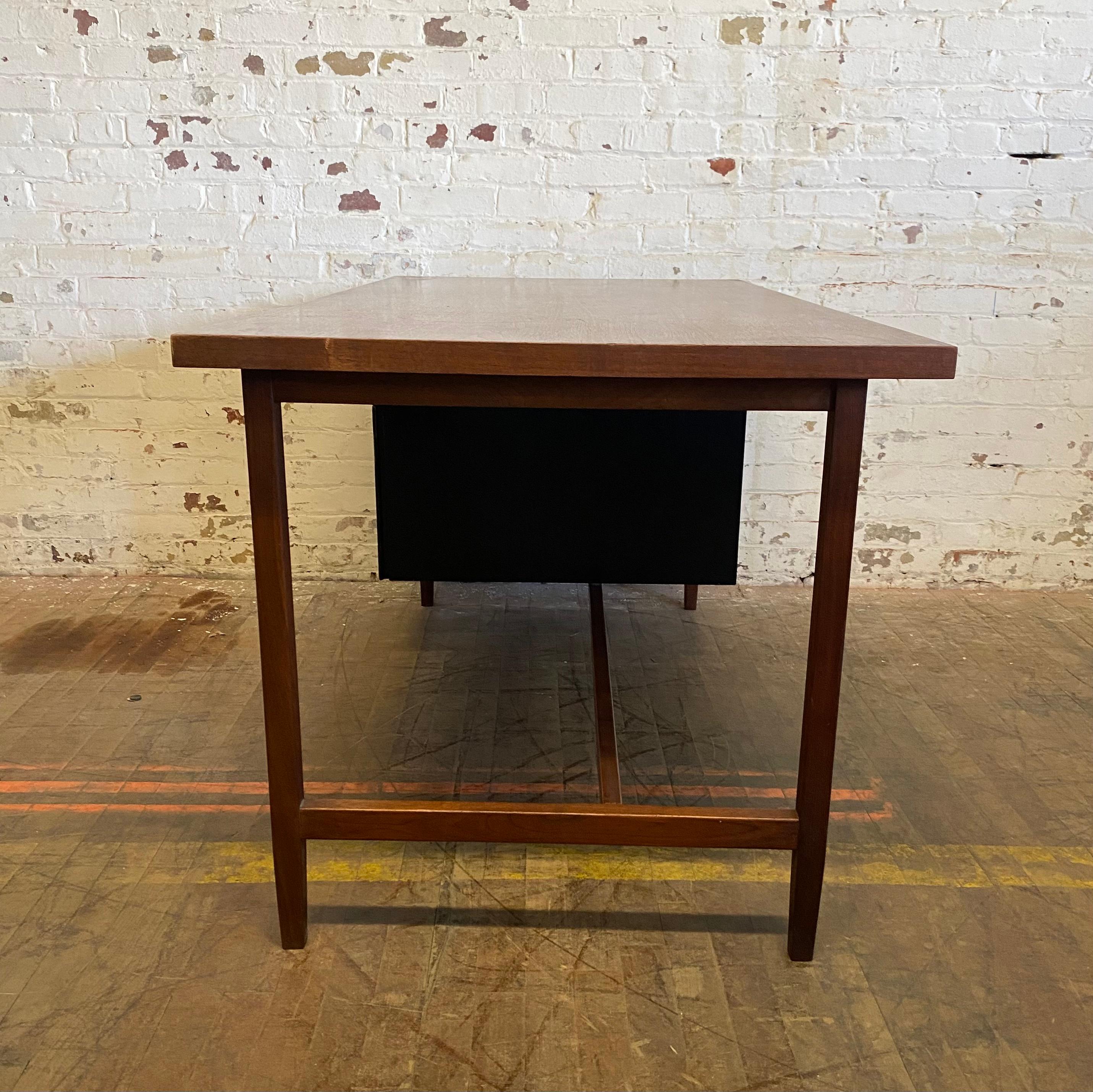 Early production Florence Knoll Desk, Classic Modernist design, Knoll New York For Sale 3