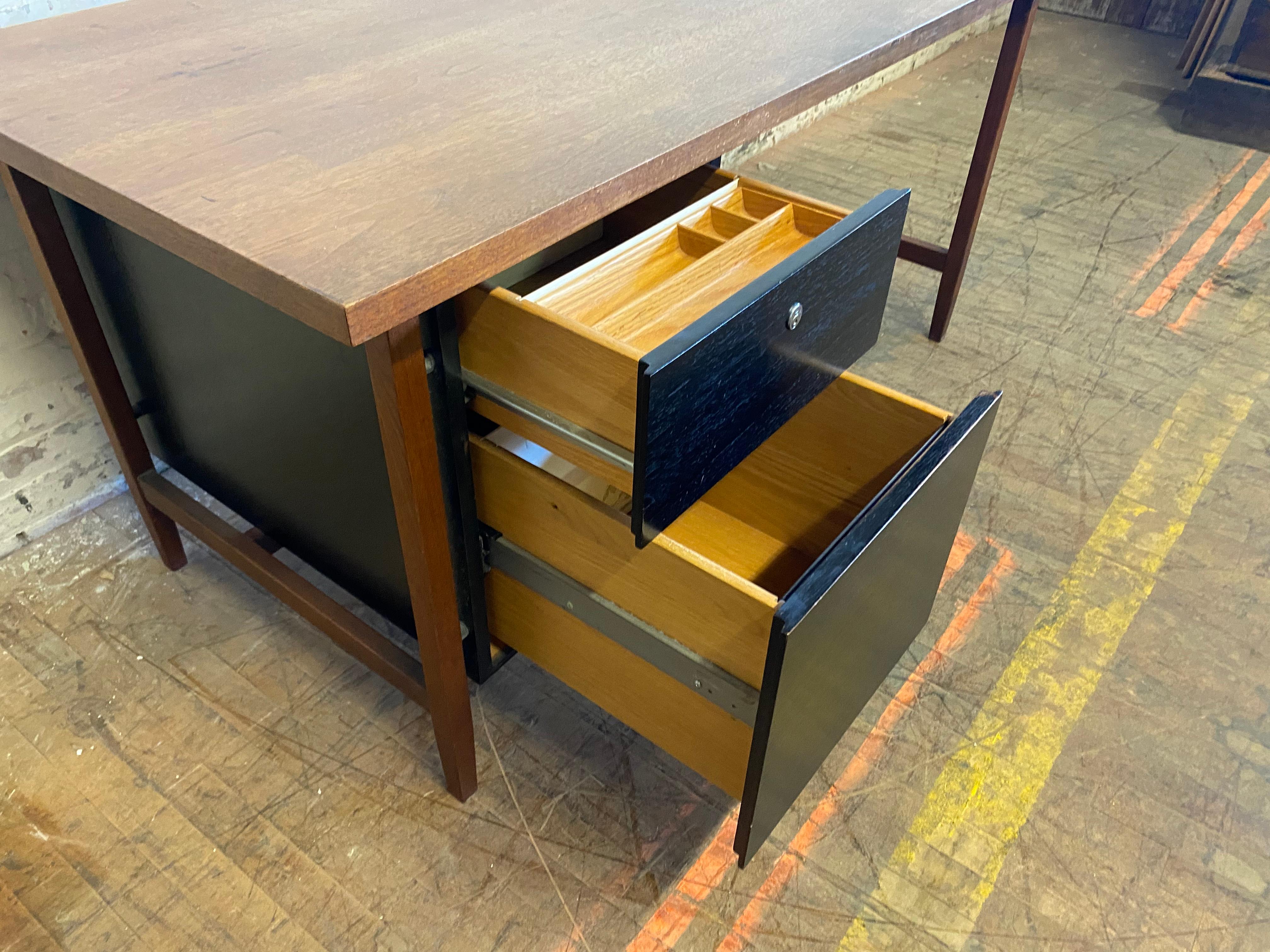 Mid-Century Modern Early production Florence Knoll Desk, Classic Modernist design, Knoll New York For Sale
