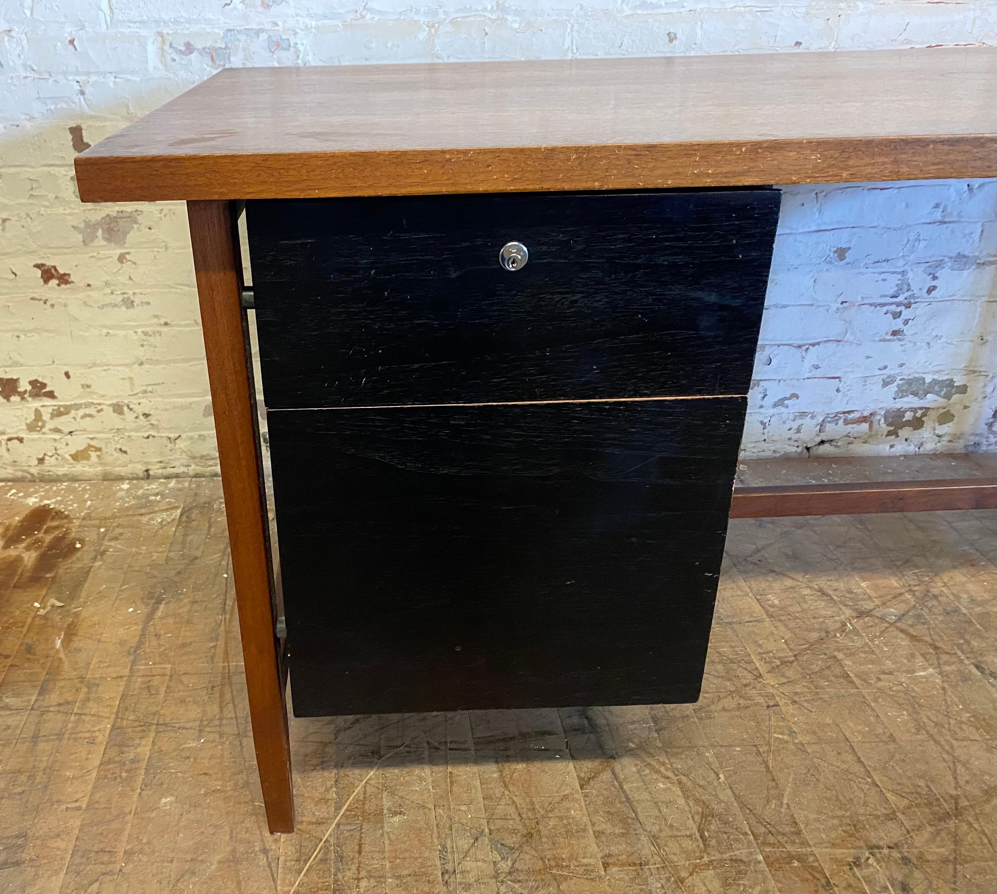 Early production Florence Knoll Desk, Classic Modernist design, Knoll New York In Good Condition For Sale In Buffalo, NY