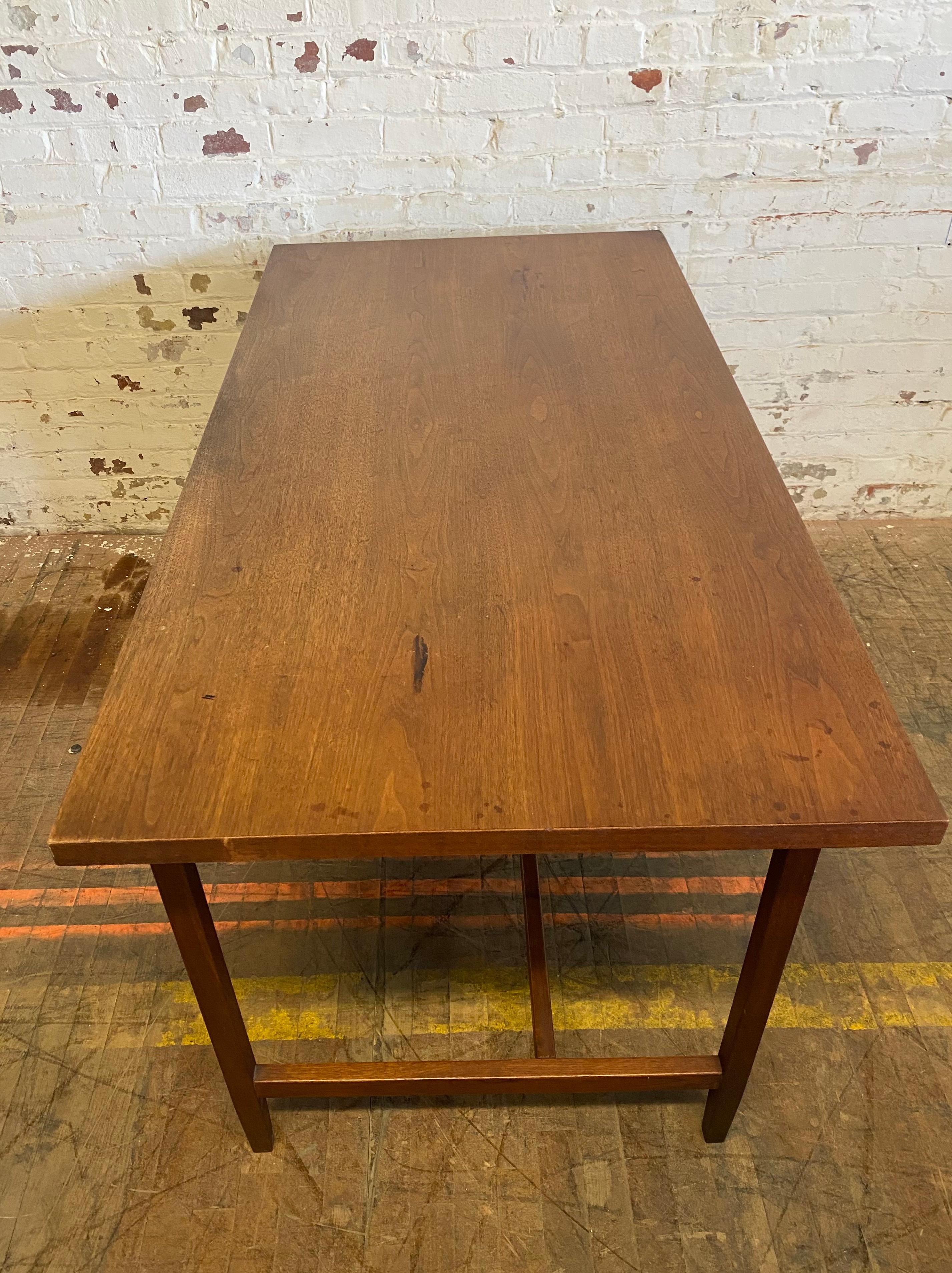 Early production Florence Knoll Desk, Classic Modernist design, Knoll New York For Sale 1