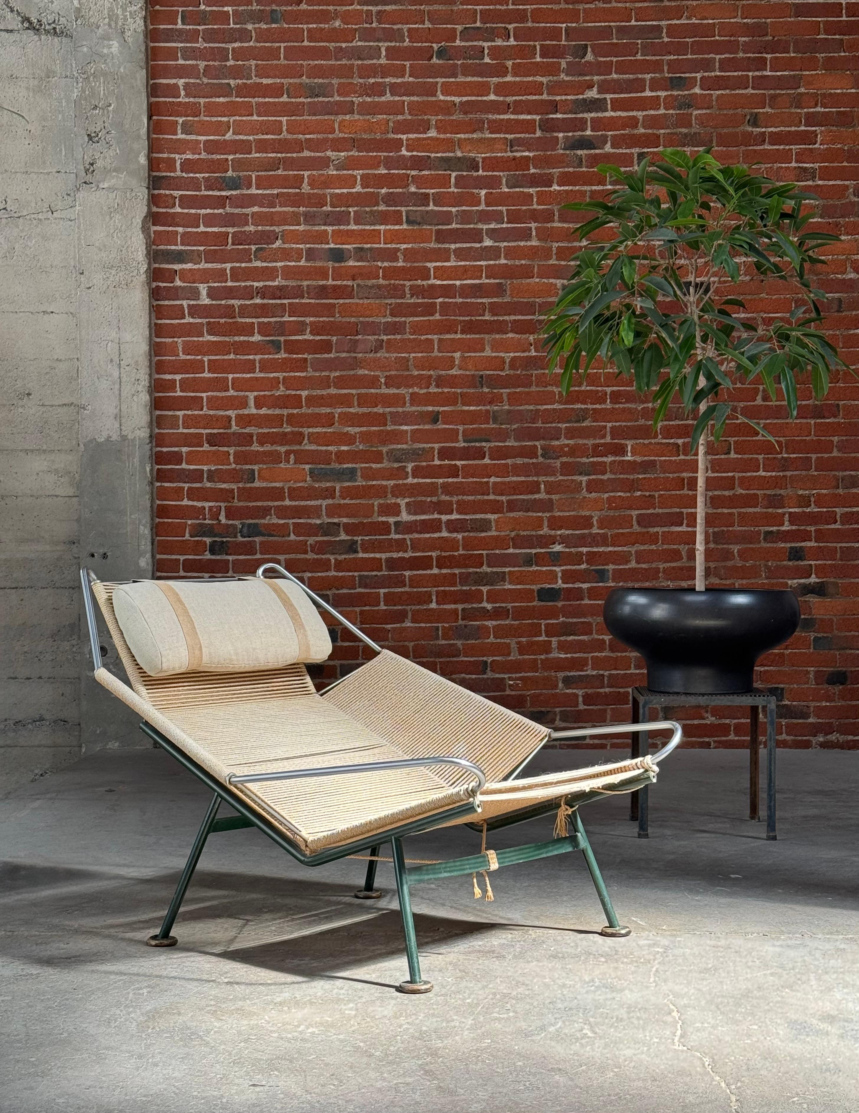 Sedia da salotto Hans Wegner Flag Halyard Modello No.  PP225 per GETAMA. Si tratta di una sedia in condizioni del tutto originali, la struttura verde è una rarità, i piedi hanno i pad in legno e la corda della drizza della bandiera ha sviluppato una