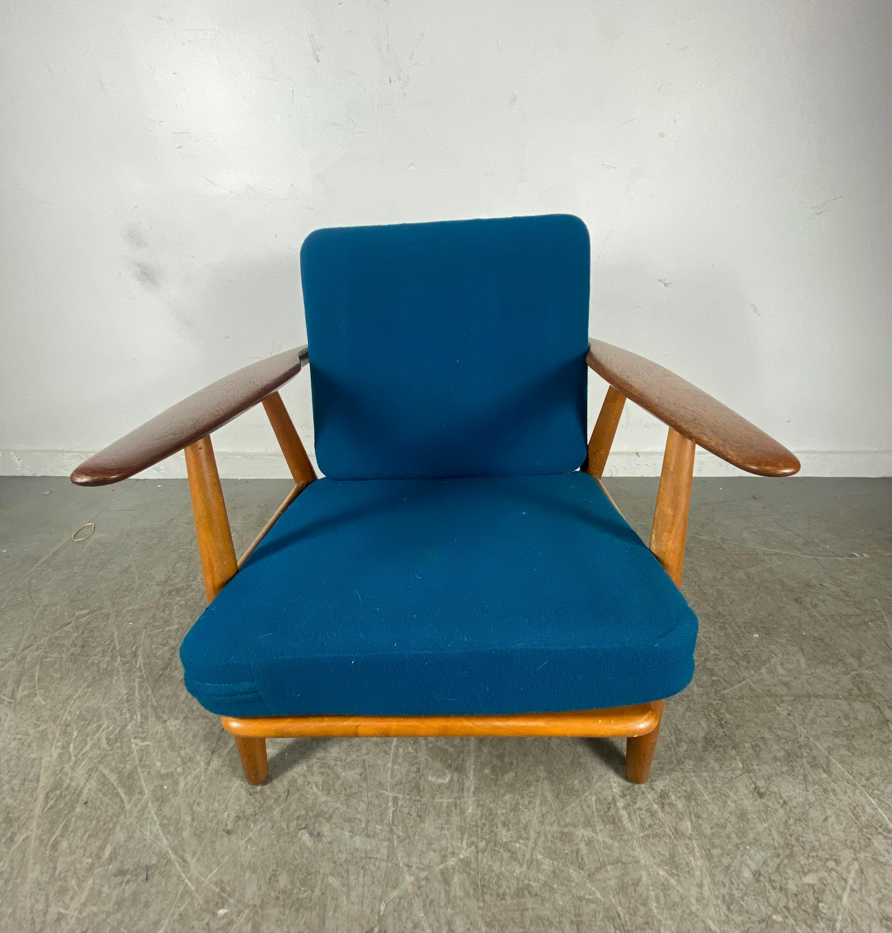 Scandinavian Modern Early Production Hans Wegner Getama GE-240 Lounge Chair / Denmark For Sale