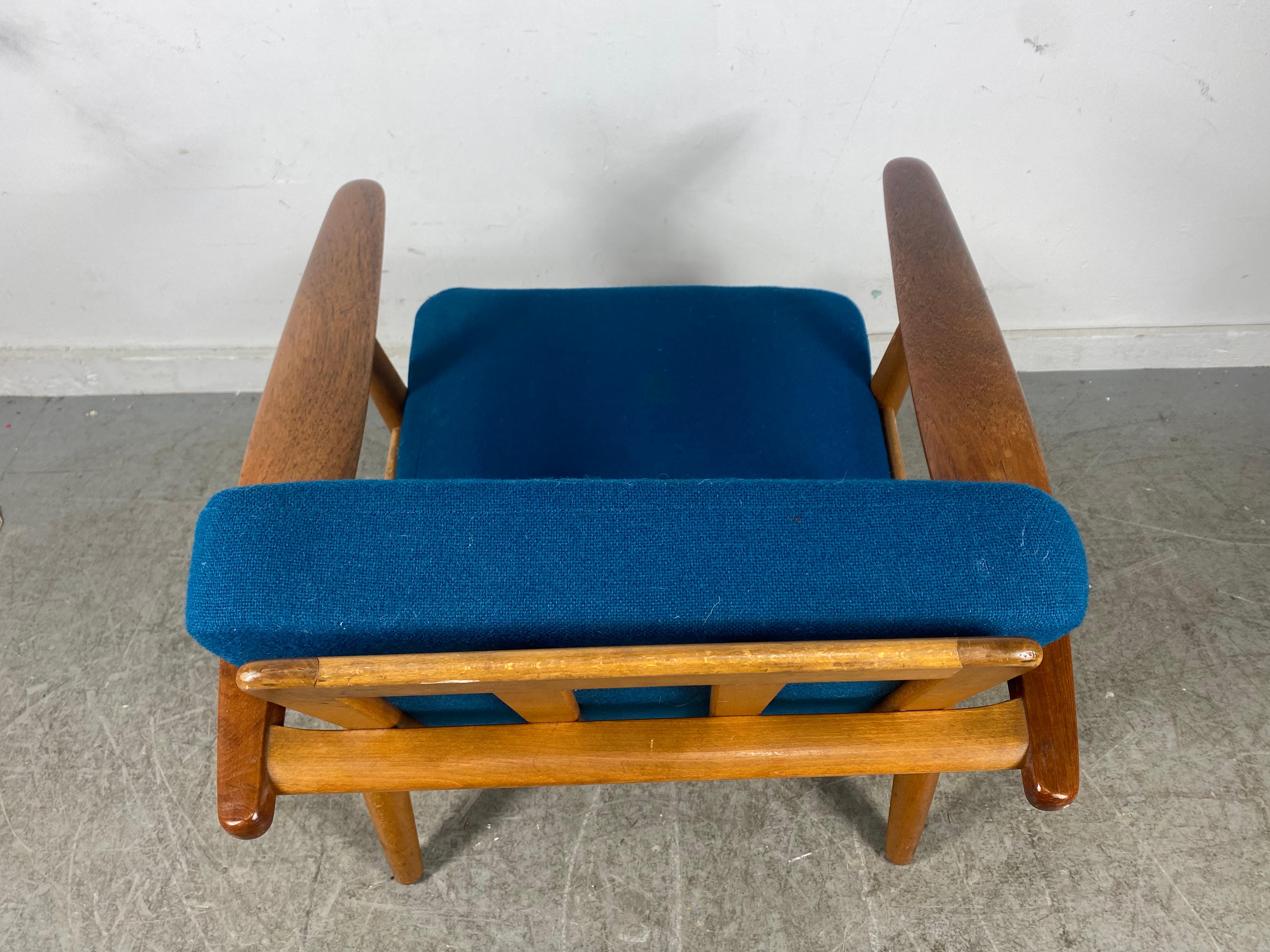 Danish Early Production Hans Wegner Getama GE-240 Lounge Chair / Denmark For Sale