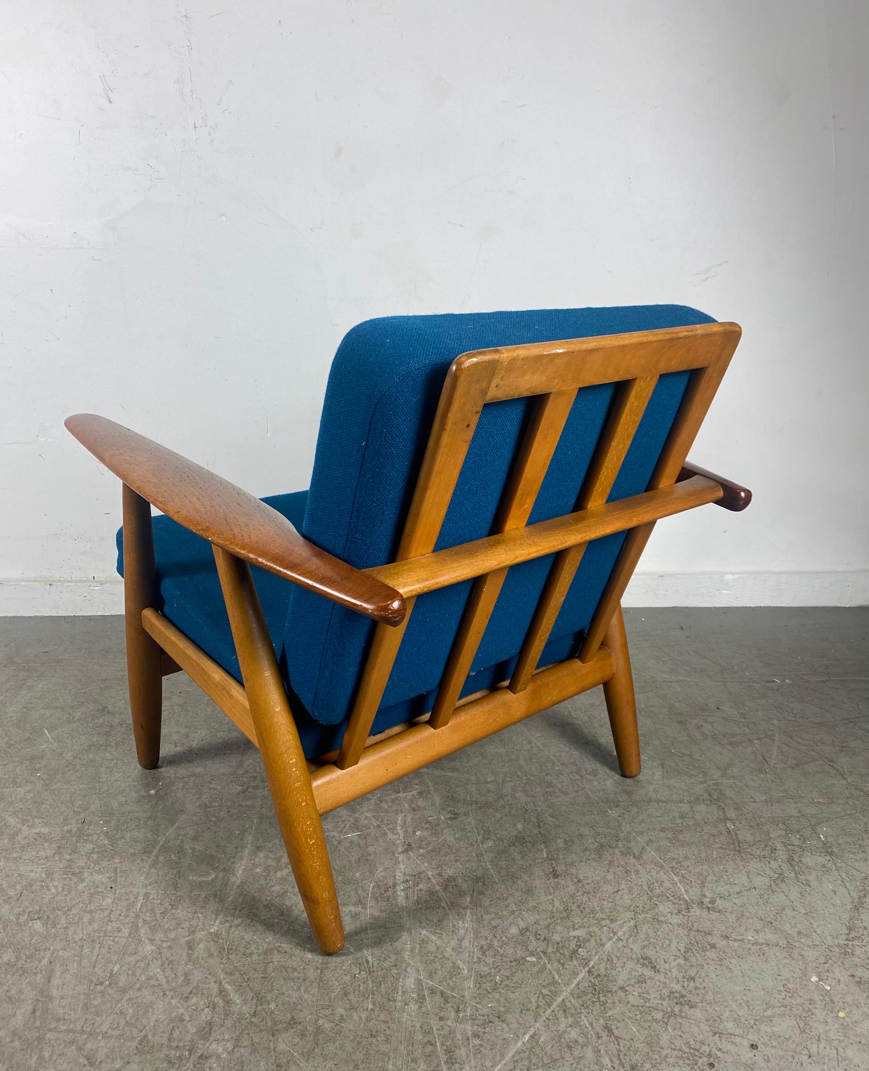 Early Production Hans Wegner Getama GE-240 Lounge Chair / Denmark In Good Condition For Sale In Buffalo, NY