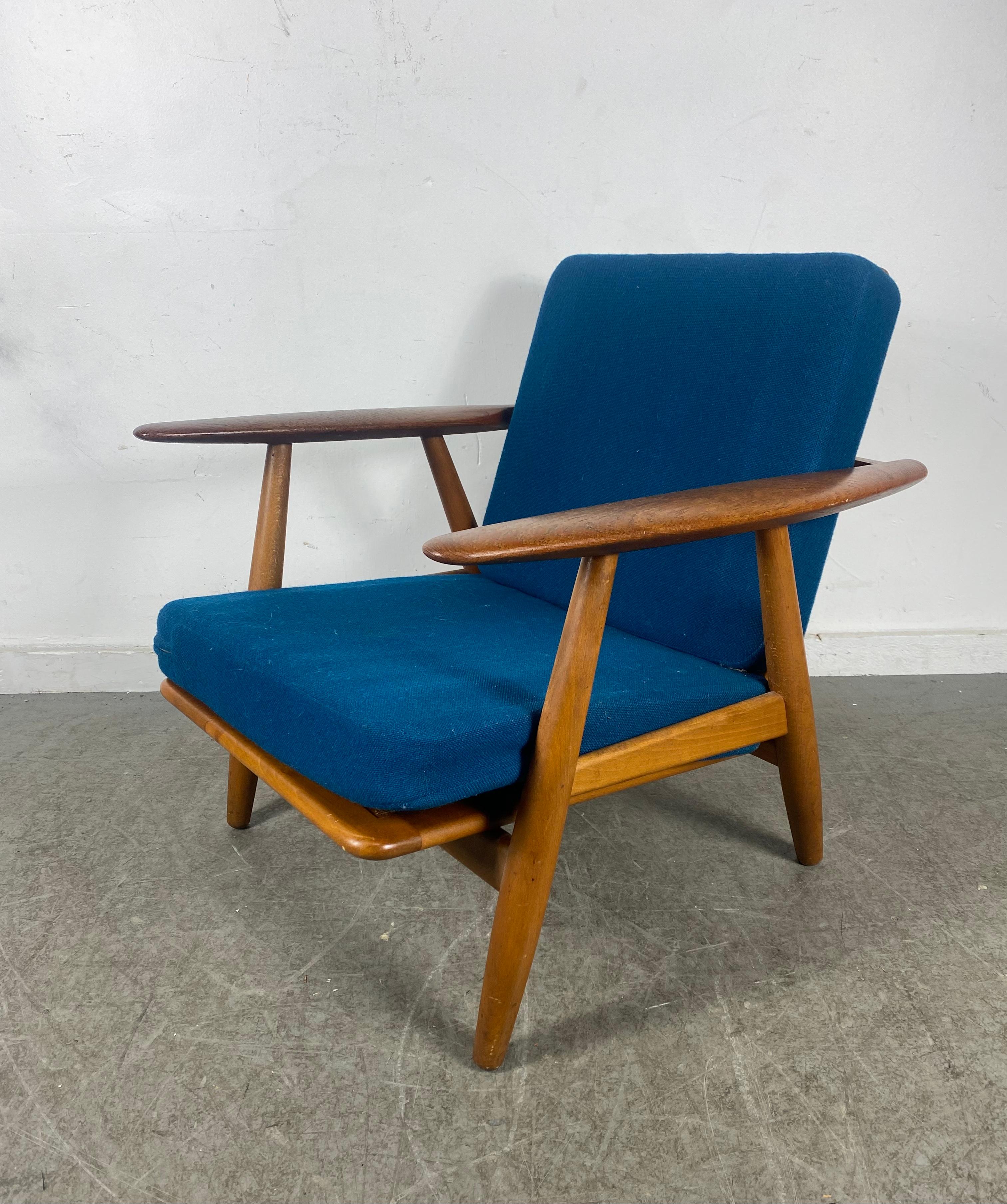 Frühe Produktion Hans Wegner Getama GE-240 Loungesessel / Dänemark (Stoff) im Angebot