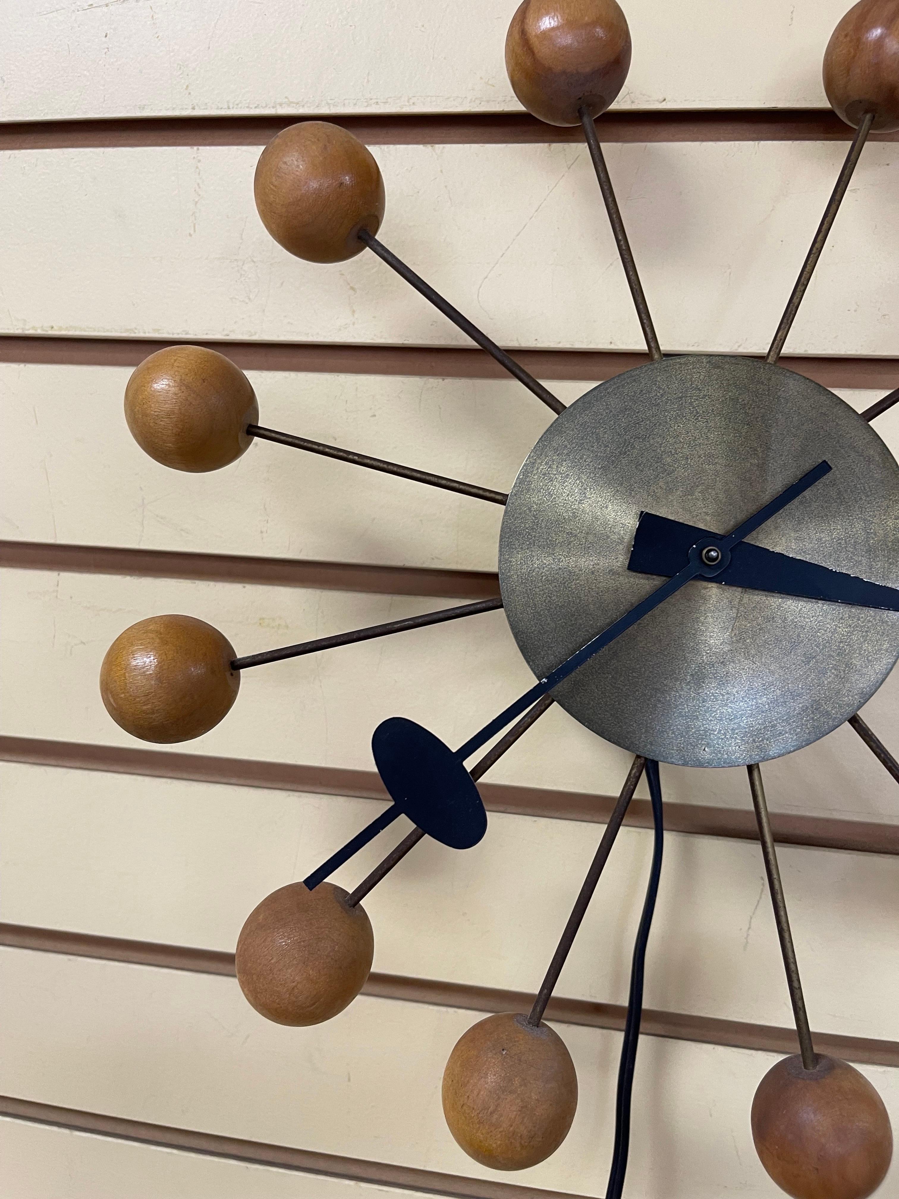 Métal Horloge de boule emblématique conçue par George Nelson pour Howard Miller, première production en vente