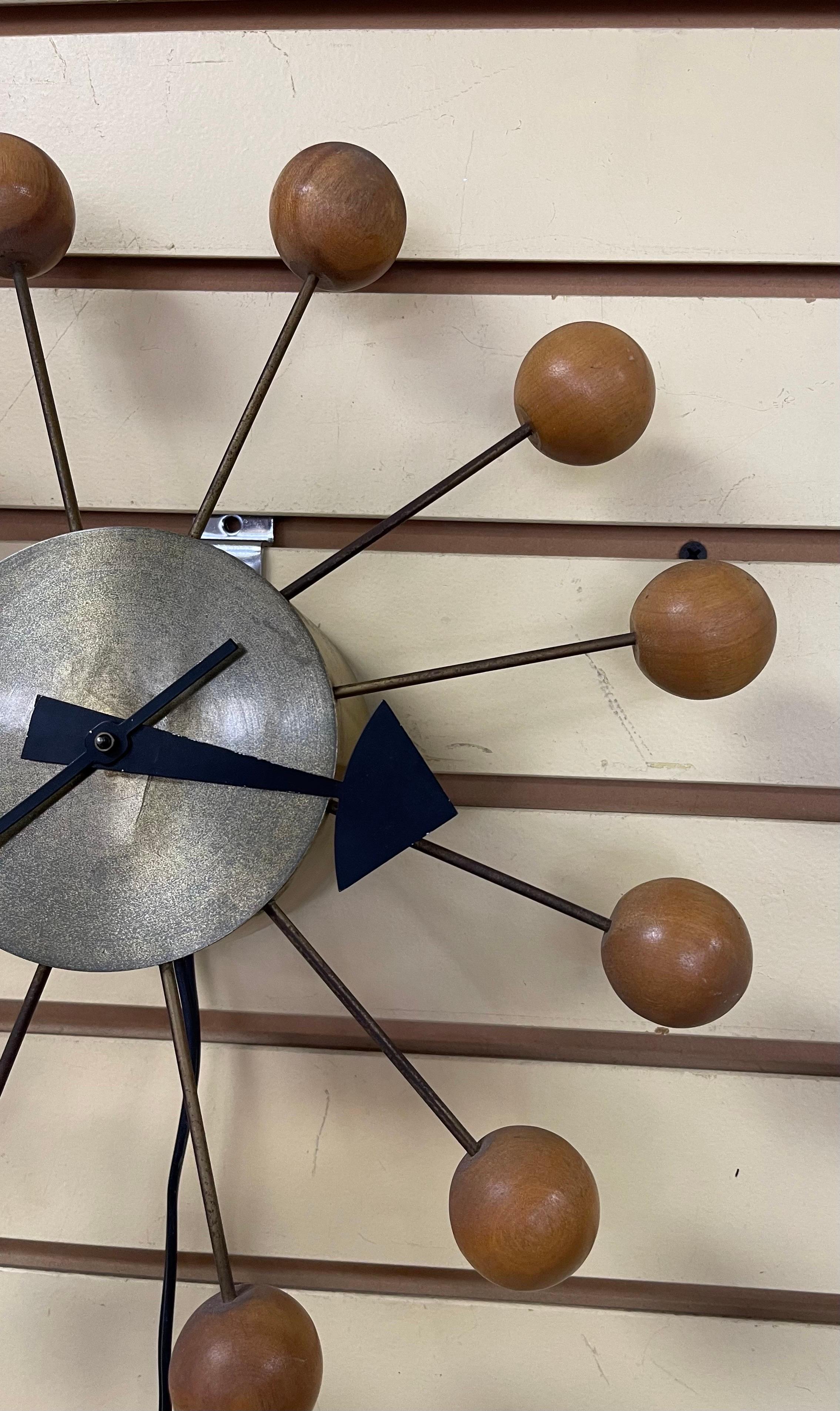 Horloge de boule emblématique conçue par George Nelson pour Howard Miller, première production en vente 1