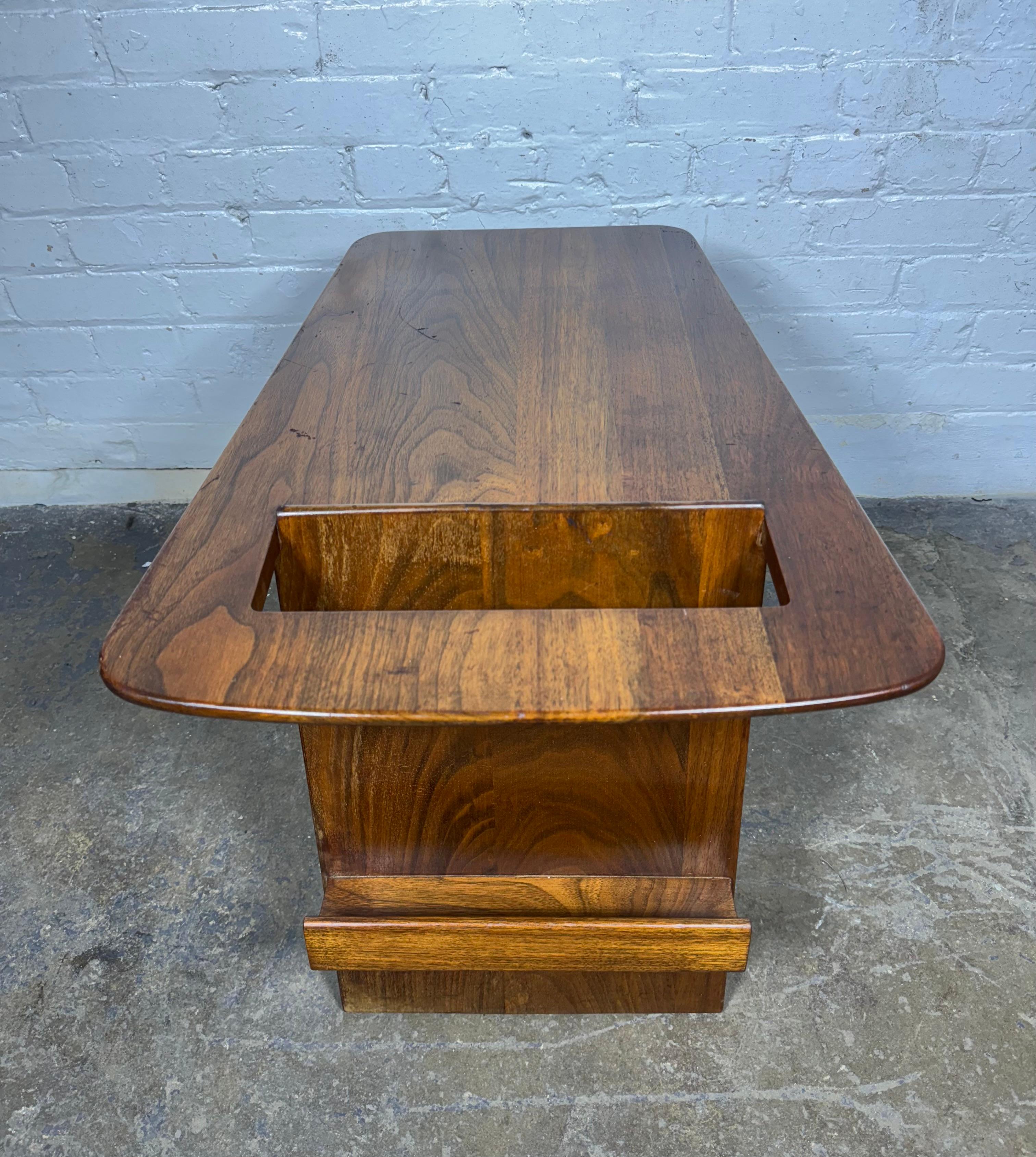 Early production Jens Risom Magazine Table , Classic Modernist Design In condizioni buone in vendita a Buffalo, NY