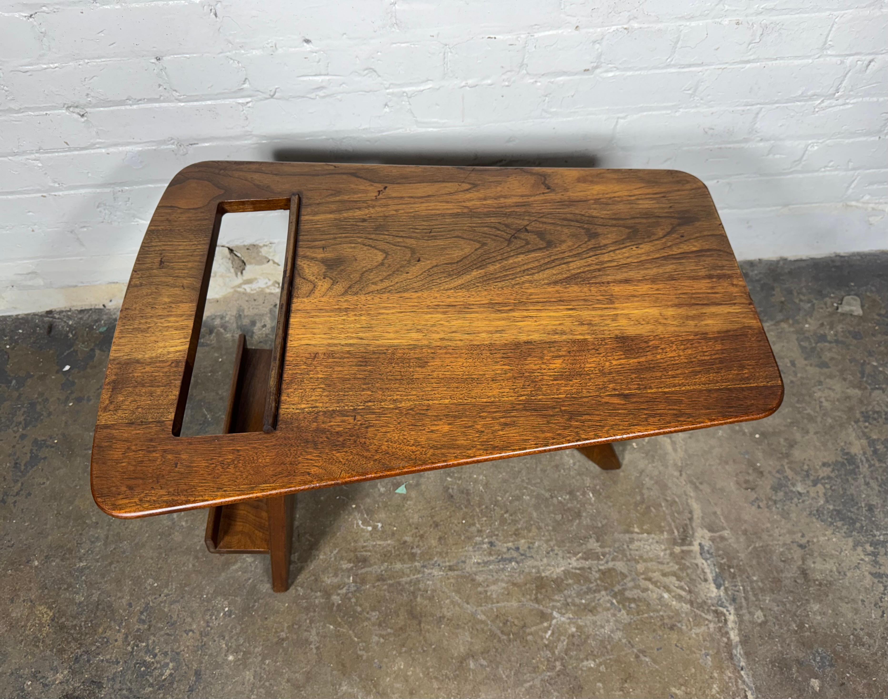 Metà XX secolo Early production Jens Risom Magazine Table , Classic Modernist Design in vendita