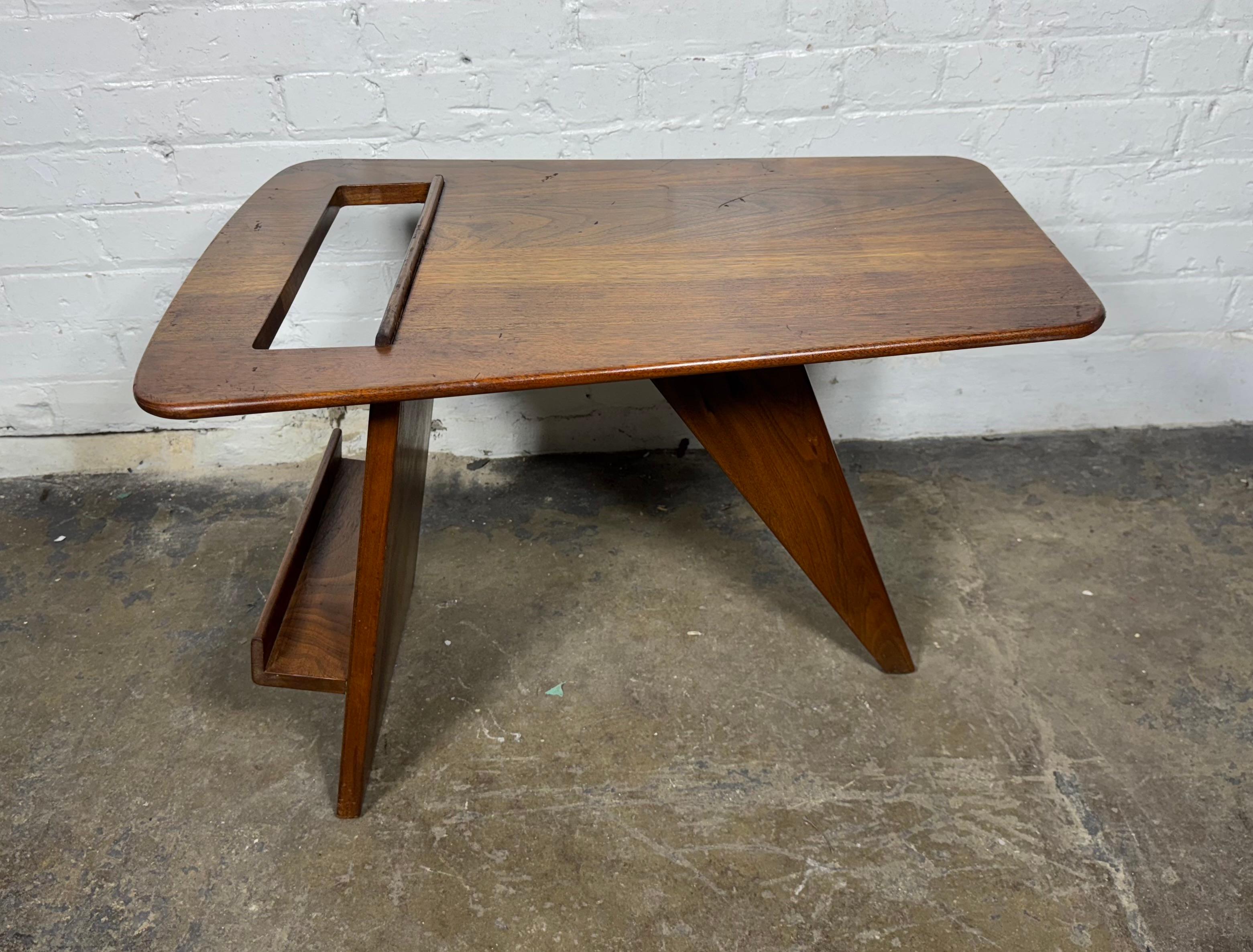 Noce Early production Jens Risom Magazine Table , Classic Modernist Design in vendita