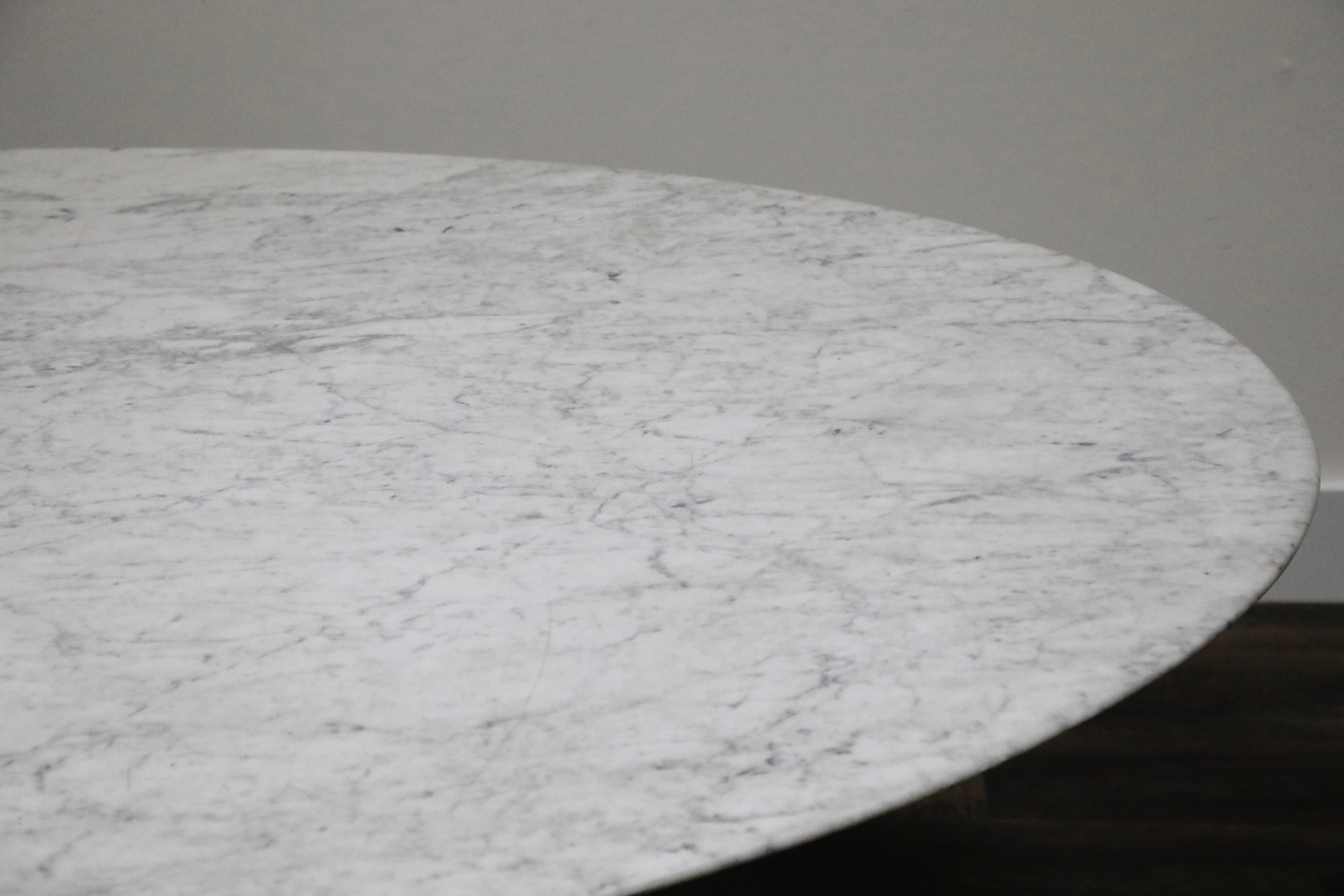 Early Production Knoll International Oval Marble Tulip Dining Table, Signed 1969 In Good Condition In Los Angeles, CA