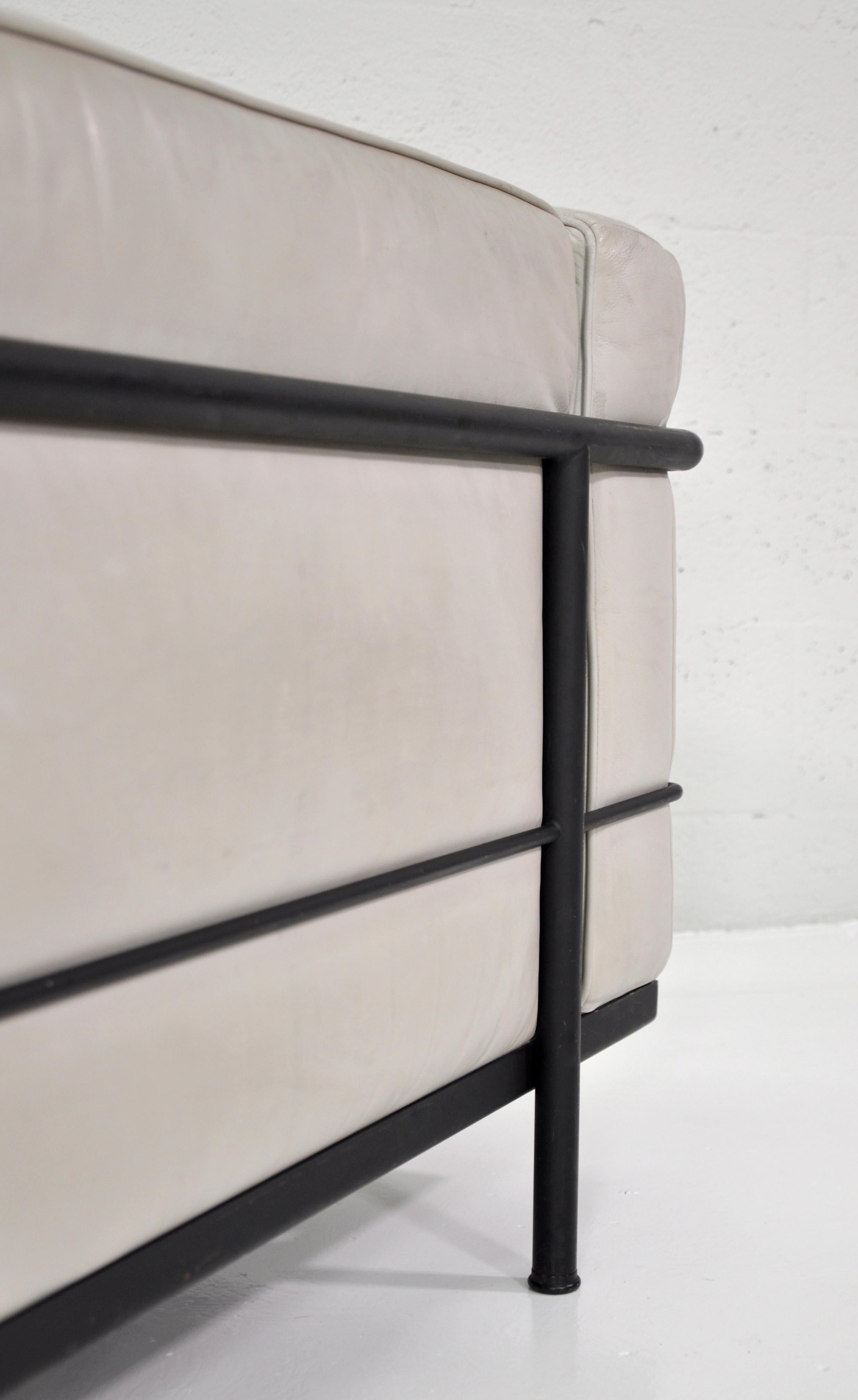 Entworfen von Charlotte Perriand, Pierre Jeanneret und Le Corbusier 

Grand Modèle LC3 club chair von Cassina

Originaldesign Frankreich 1928 / Italien ca. 1970er Jahre graues Leder mit weißem, grauem und schwarzem Rindsledersitz, schwarzes