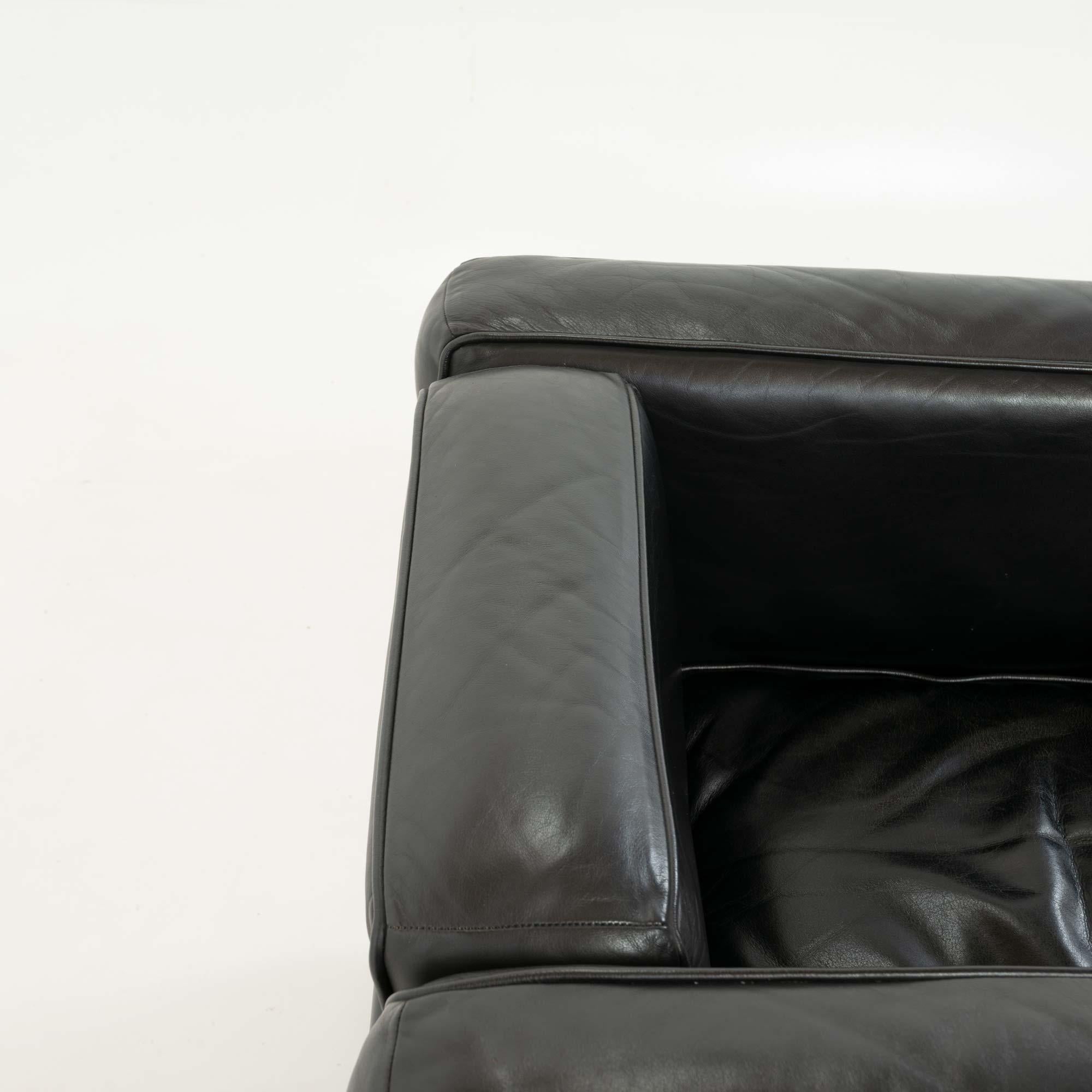 Le Corbusier Cassina LC2 Petit modèle, cadre et coussin noirs, première production en vente 3