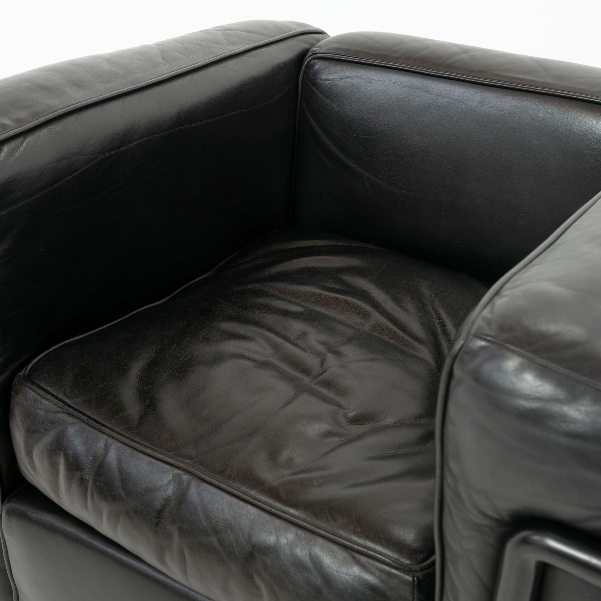 Le Corbusier Cassina LC2 Petit modèle, cadre et coussin noirs, première production en vente 4