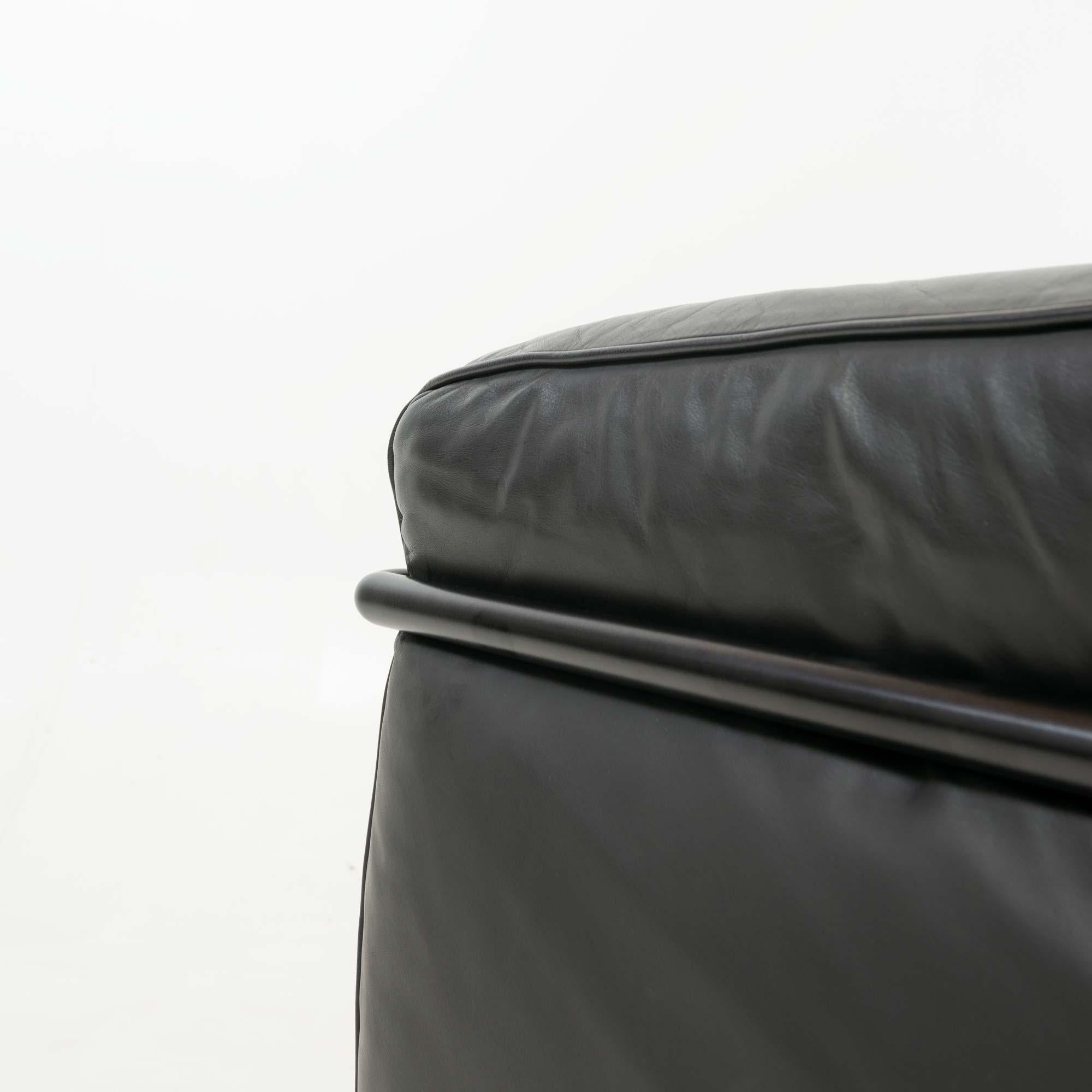 Le Corbusier Cassina LC2 Petit modèle, cadre et coussin noirs, première production en vente 5