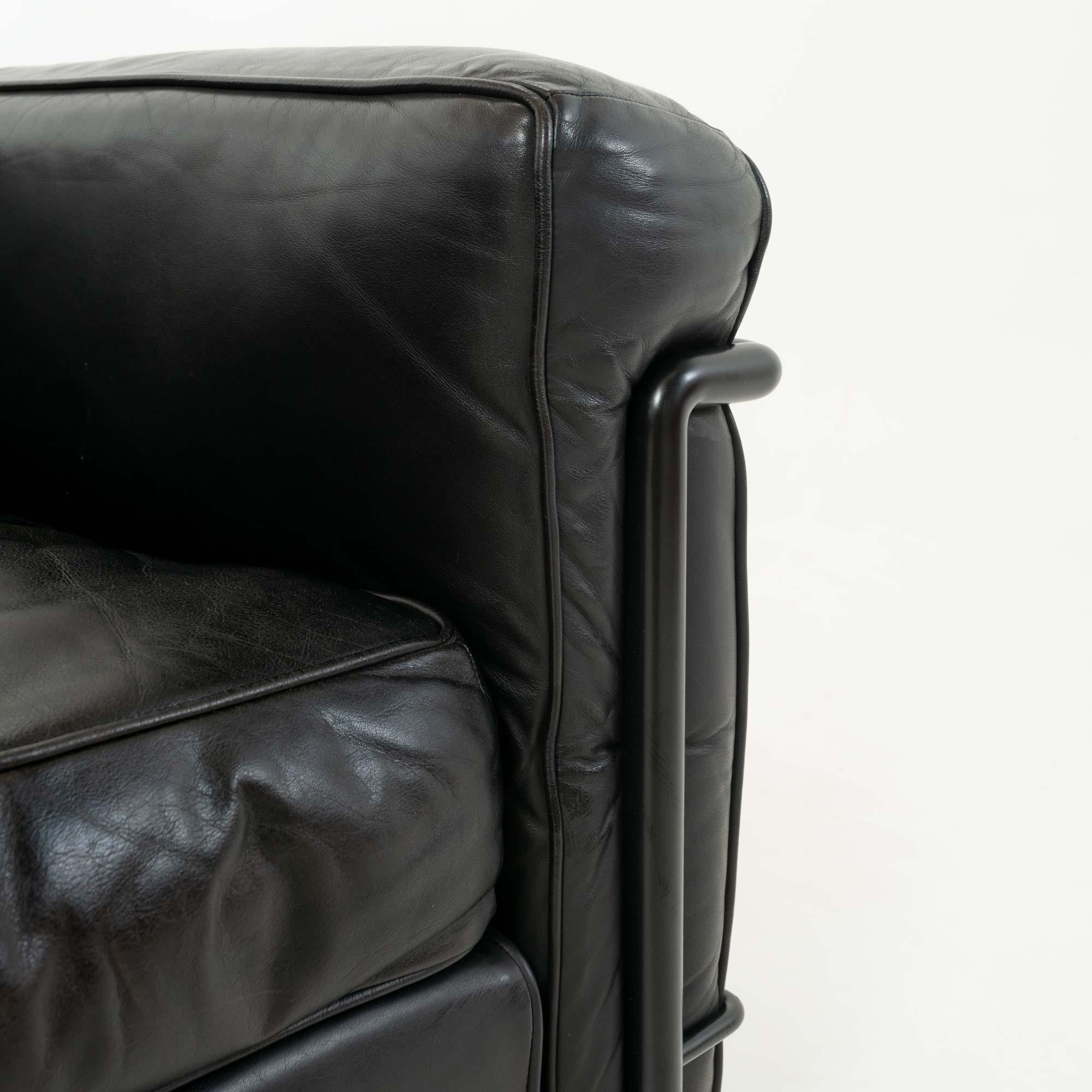 Le Corbusier Cassina LC2 Petit modèle, cadre et coussin noirs, première production en vente 6