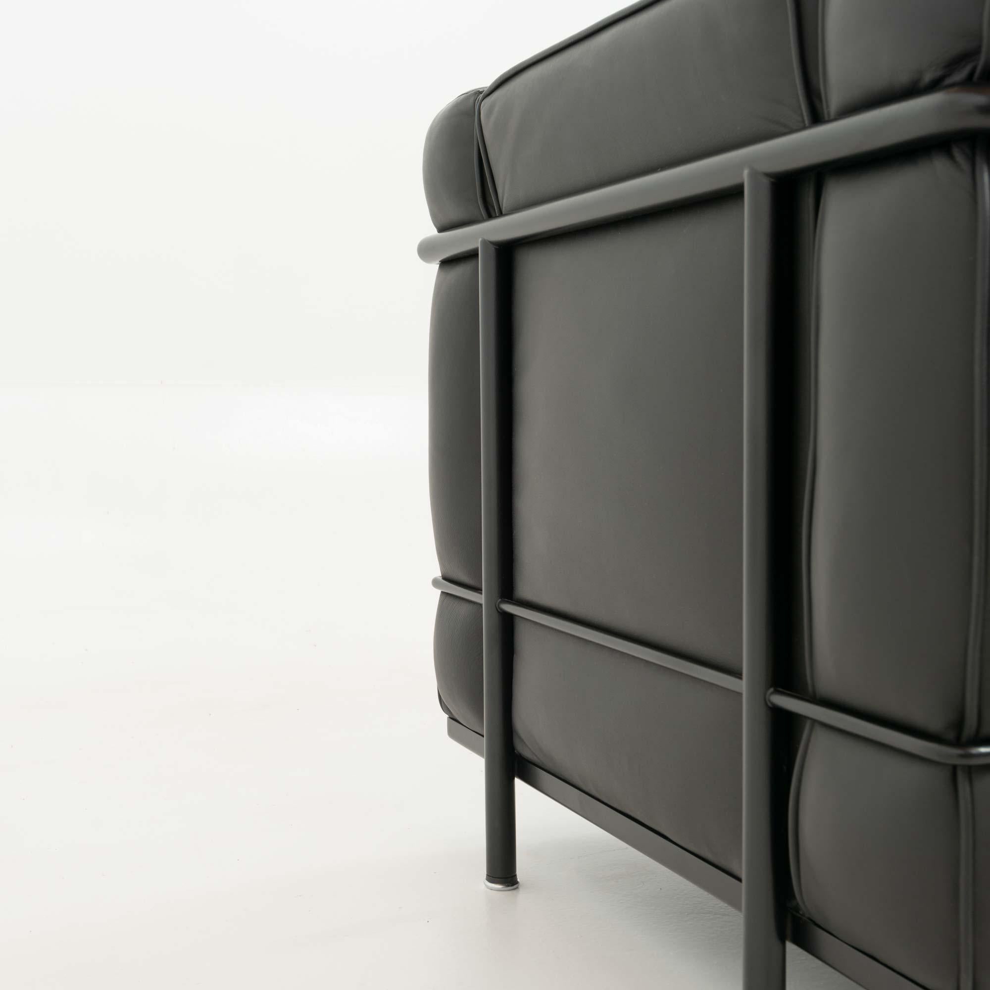 Le Corbusier Cassina LC2 Petit modèle, cadre et coussin noirs, première production en vente 7