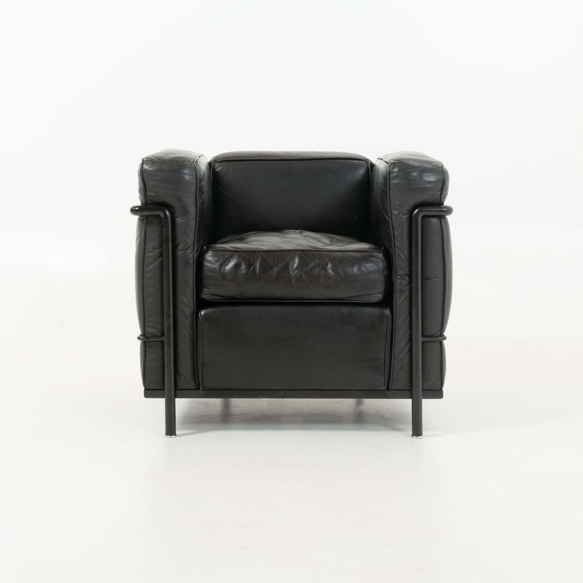 Fauteuil LC2 Petite Modele en bon état Dessiné par Le Corbusier, Pierre Jeanneret, Charlotte Perriand, produit par Cassina, avec coussins en cuir noir d'origine et structure noire. Le numéro de modèle et les numéros de production de Cassina sont