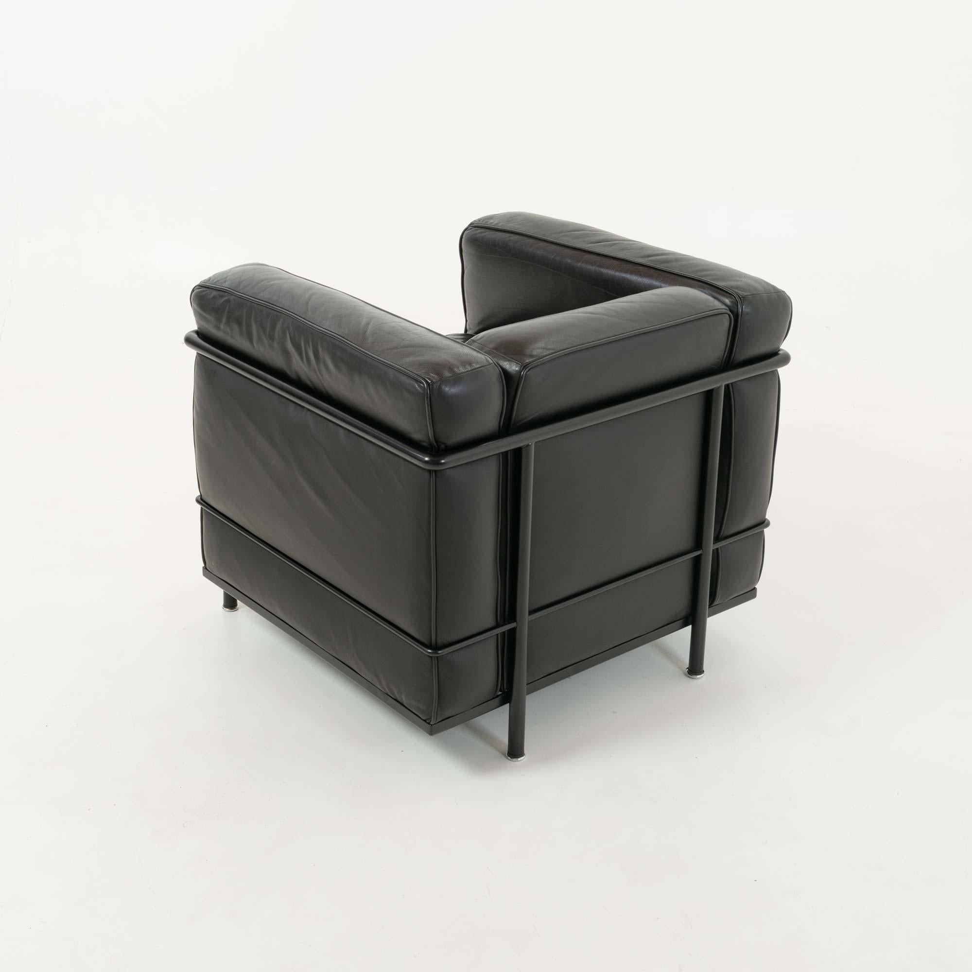 italien Le Corbusier Cassina LC2 Petit modèle, cadre et coussin noirs, première production en vente