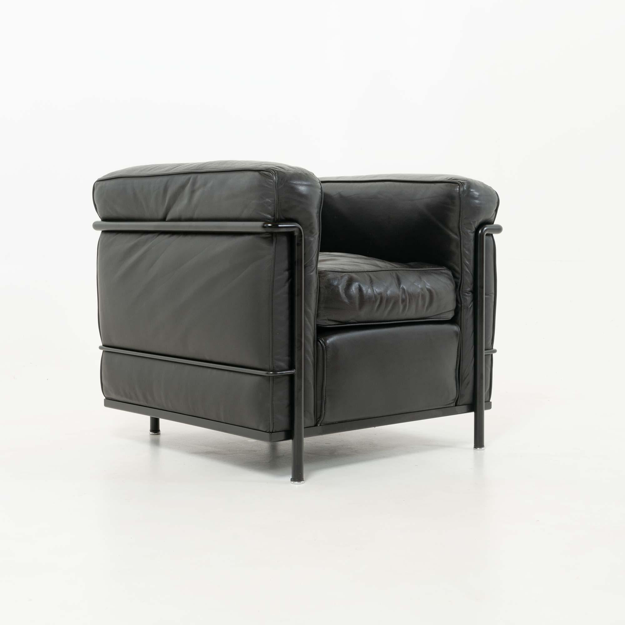 XXIe siècle et contemporain Le Corbusier Cassina LC2 Petit modèle, cadre et coussin noirs, première production en vente