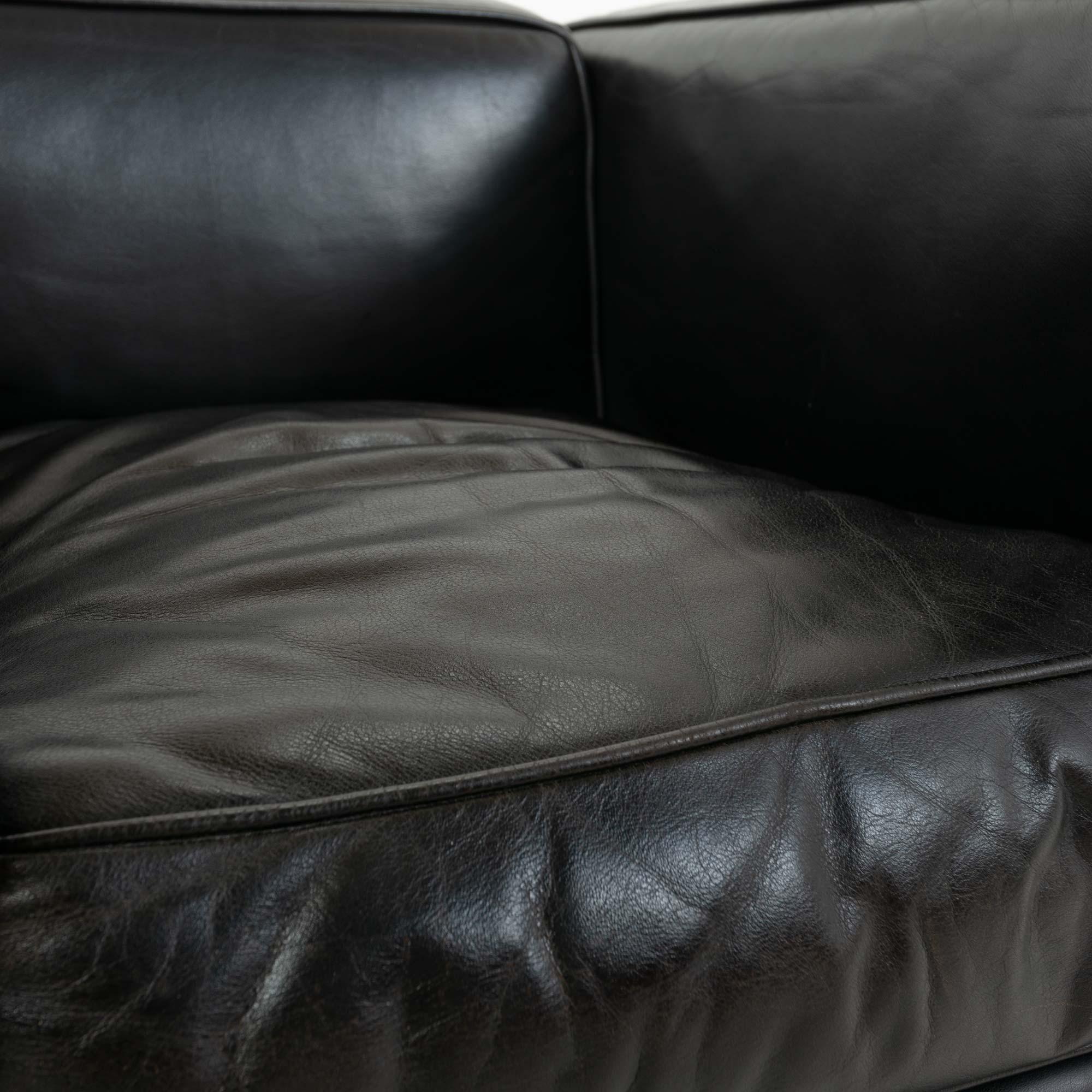 Le Corbusier Cassina LC2 Petit modèle, cadre et coussin noirs, première production en vente 1