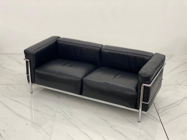 Early Production Leather 'LC3' Two-Seat Sofa by Le Corbusier for Cassina, Signed In Good Condition For Sale In Los Angeles, CA