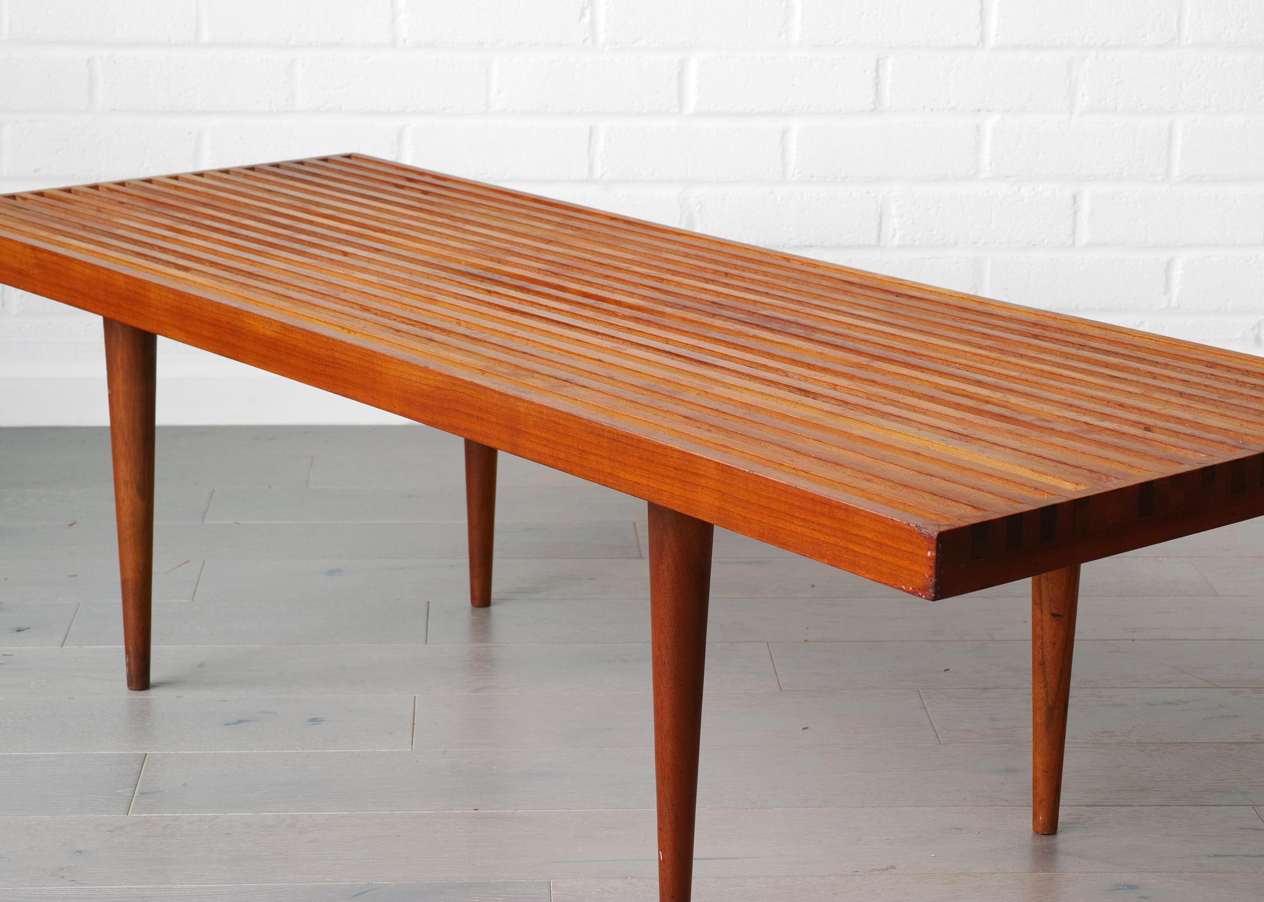 Table basse en noyer à lamelles de production ancienne Mel Smilow en vente 9