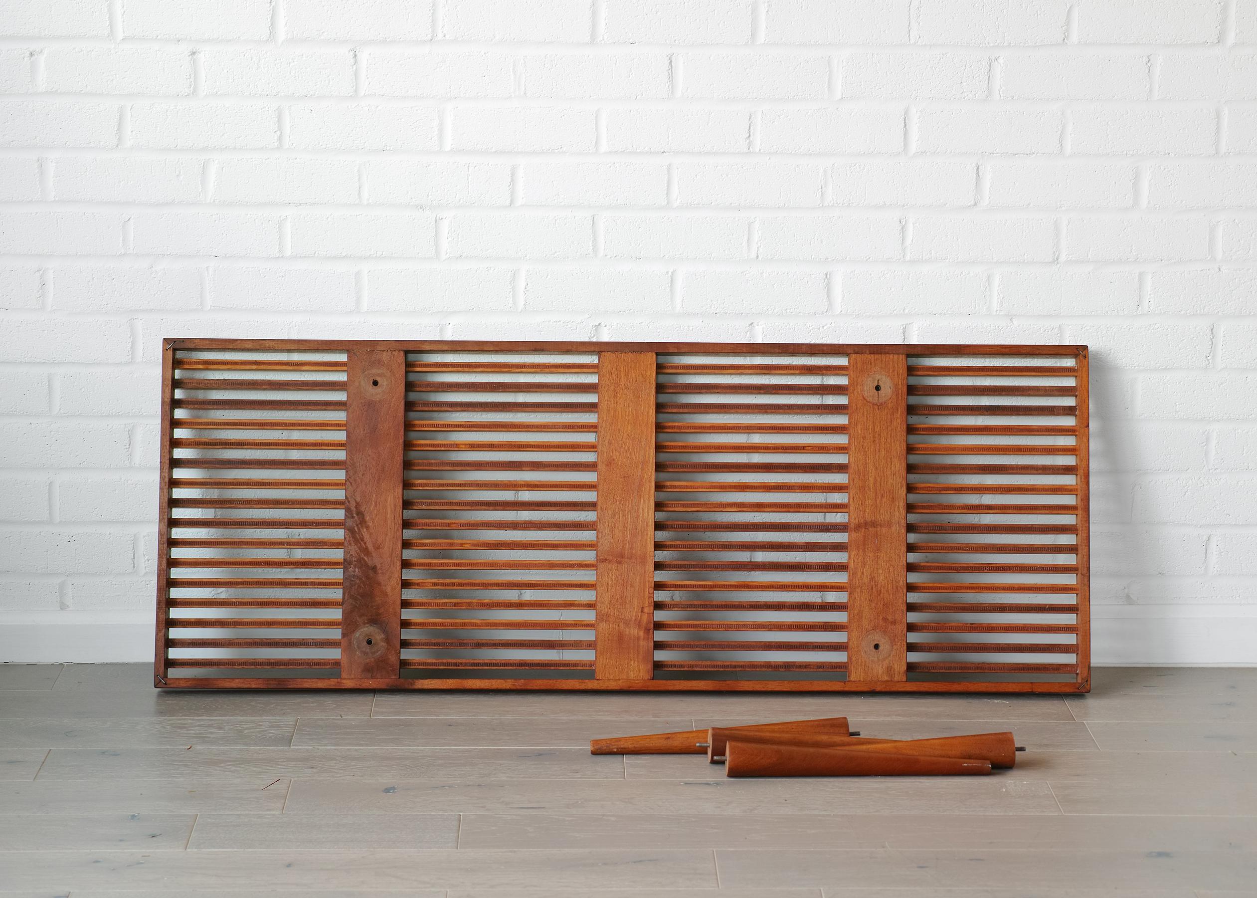 Table basse en noyer à lamelles de production ancienne Mel Smilow en vente 10