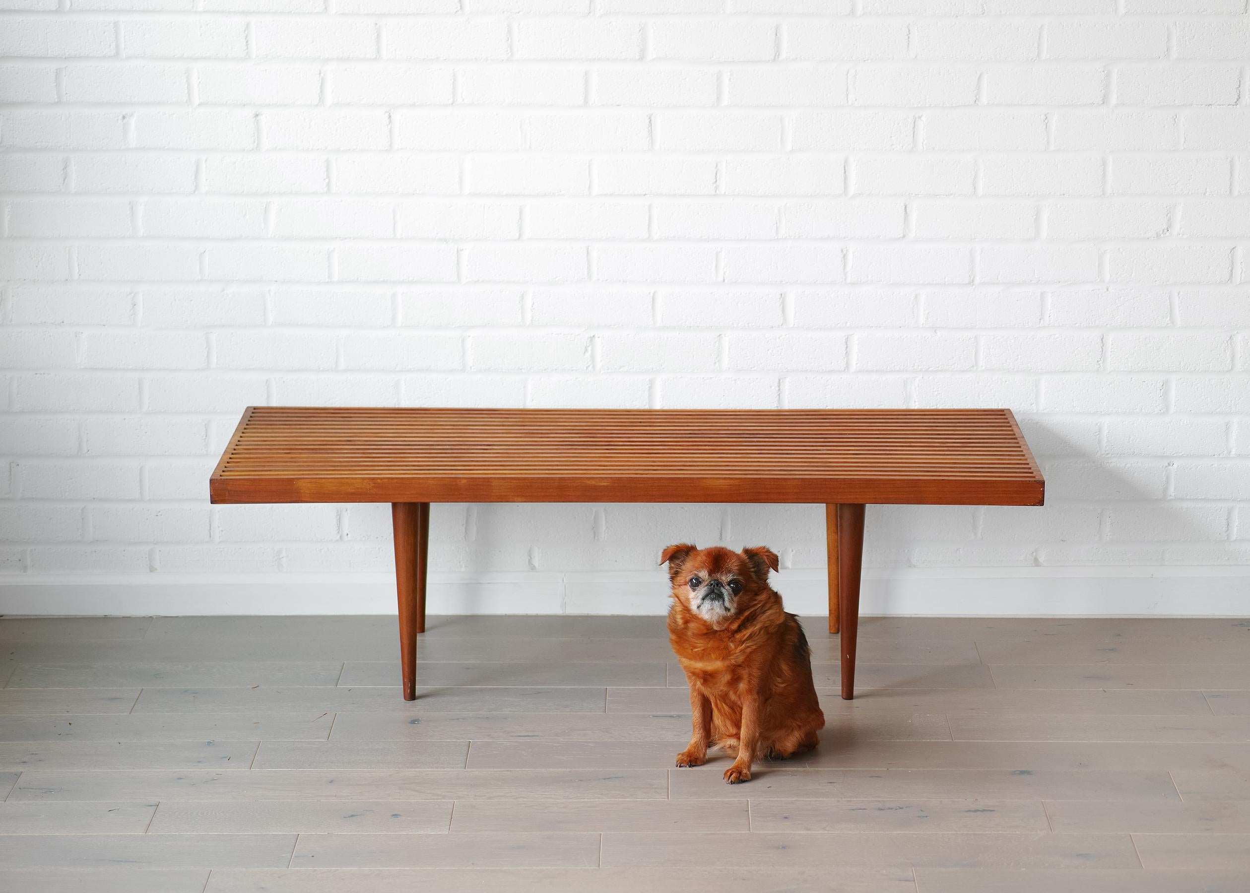 Nous vous proposons cette table basse en noyer à lattes, datant des années 1950, réalisée par Mel Smilow. Ce bel exemple est entièrement d'origine et présente une construction en noyer massif, des lignes modernes du milieu du siècle, une menuiserie