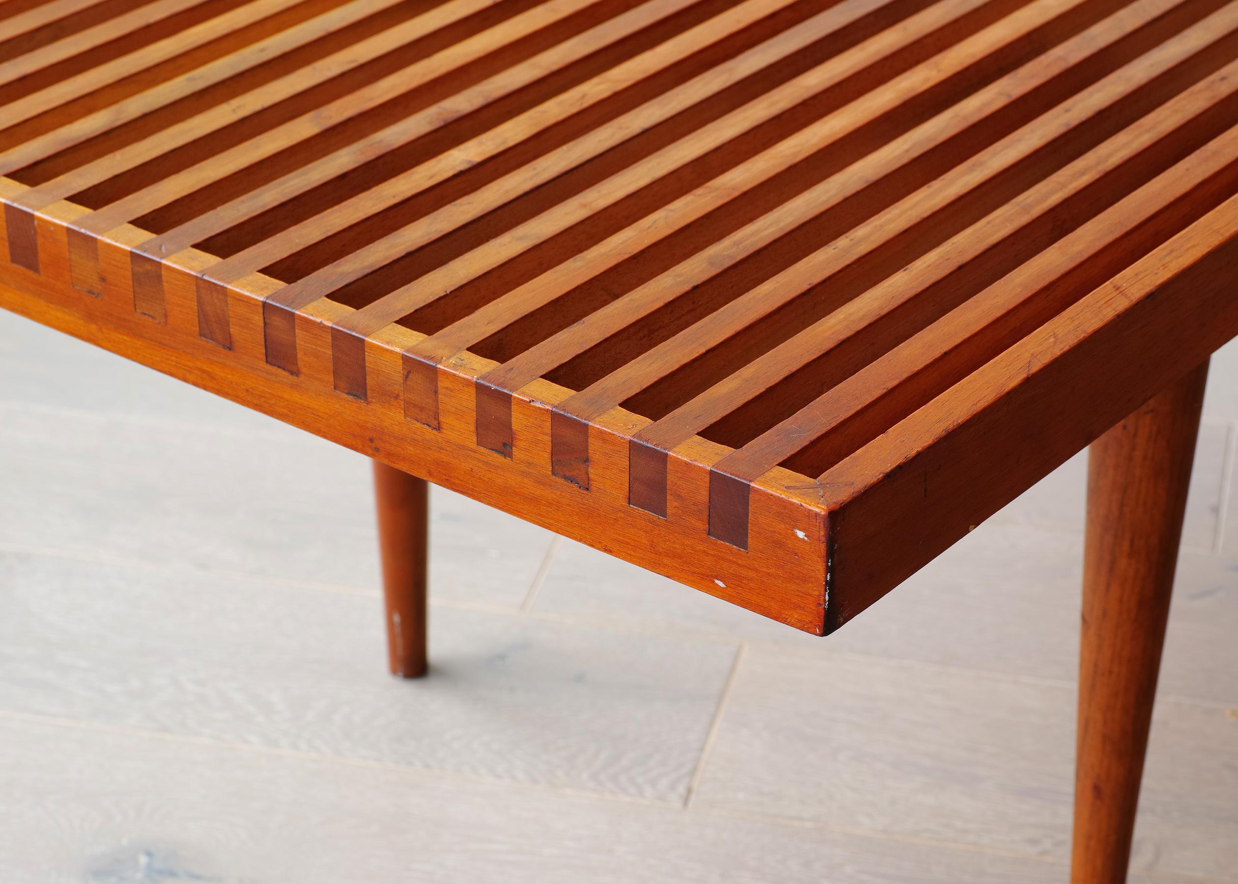Américain Table basse en noyer à lamelles de production ancienne Mel Smilow en vente