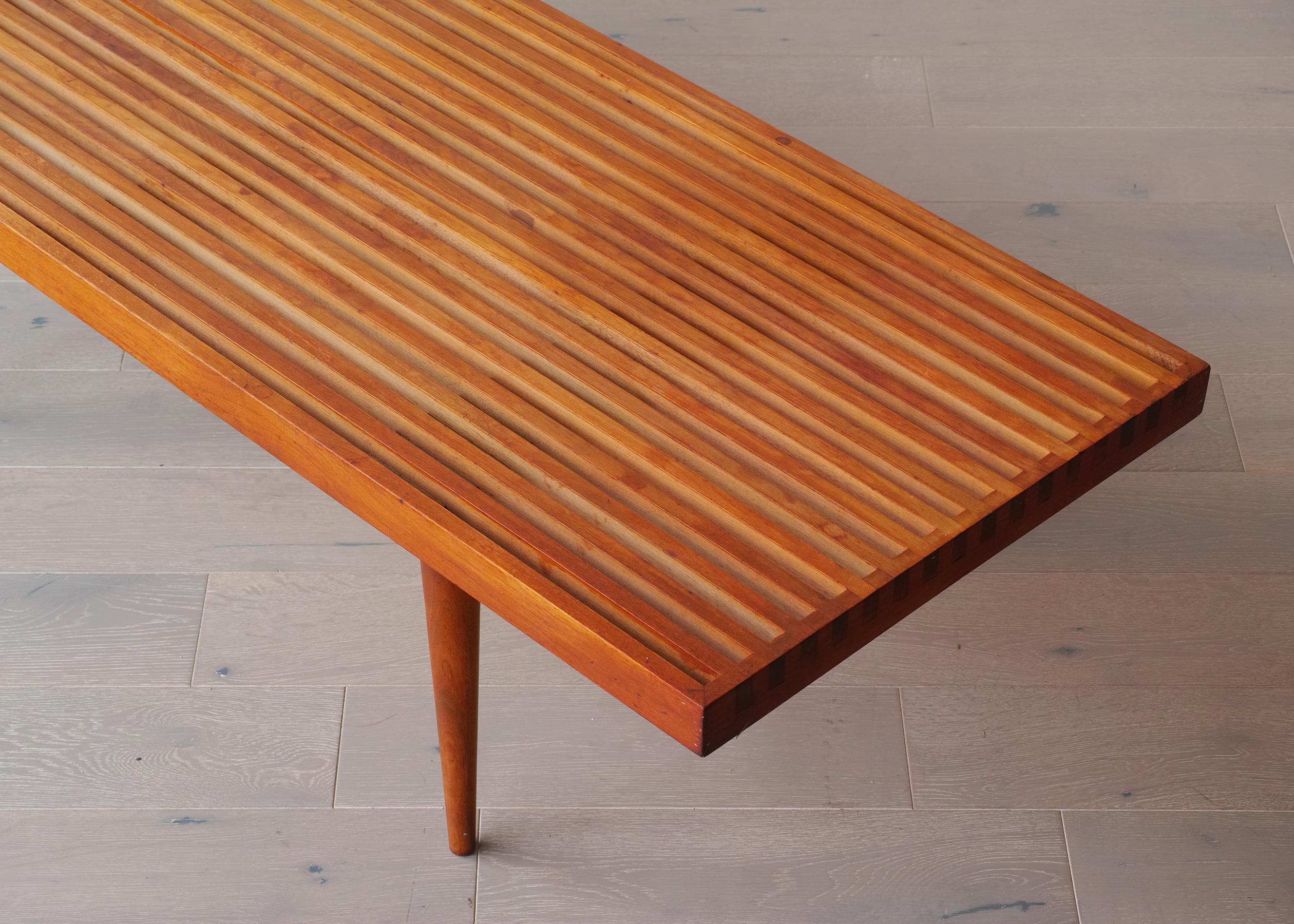 Table basse en noyer à lamelles de production ancienne Mel Smilow Bon état - En vente à Brooklyn, NY