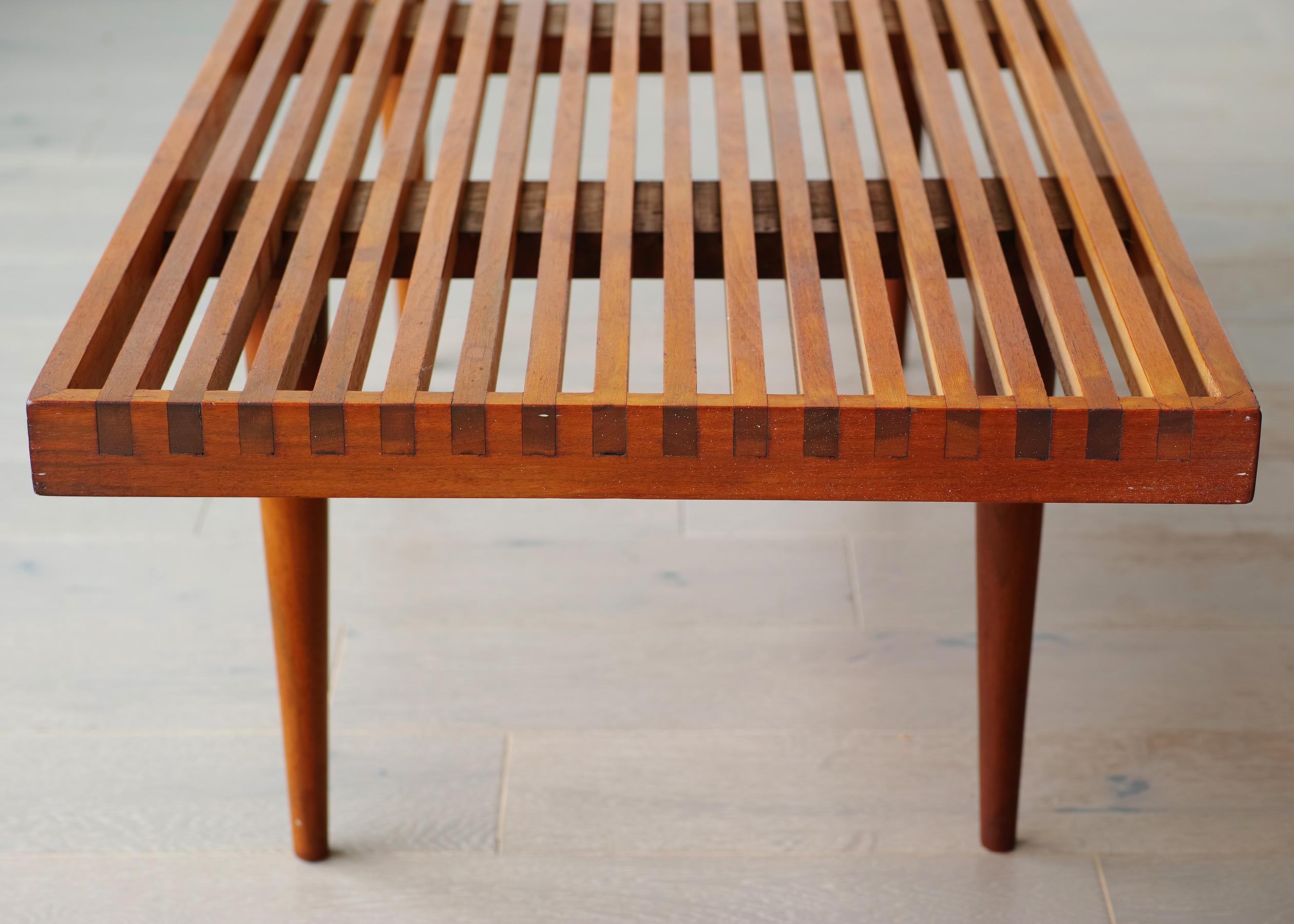 Milieu du XXe siècle Table basse en noyer à lamelles de production ancienne Mel Smilow en vente