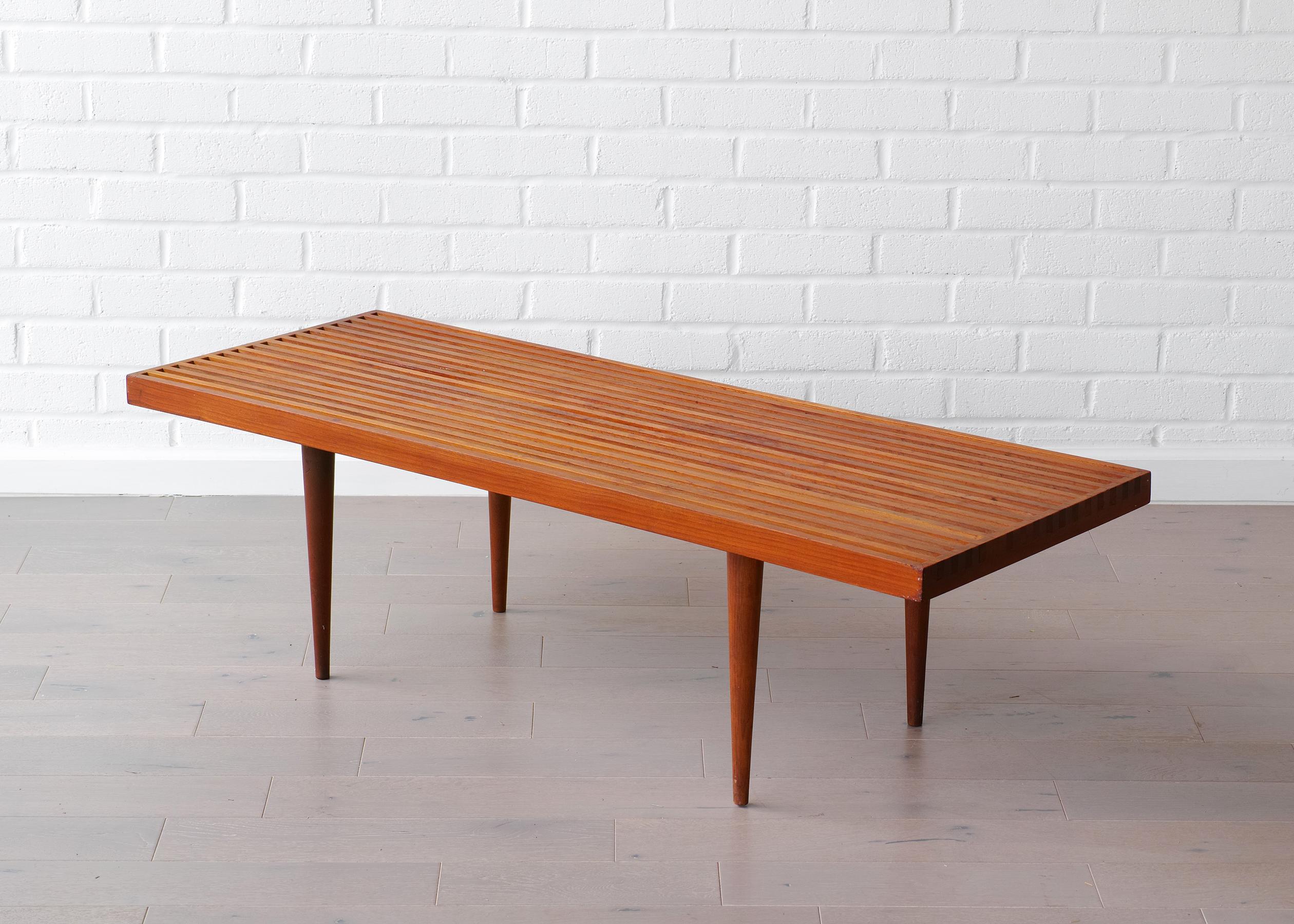 Table basse en noyer à lamelles de production ancienne Mel Smilow en vente 2