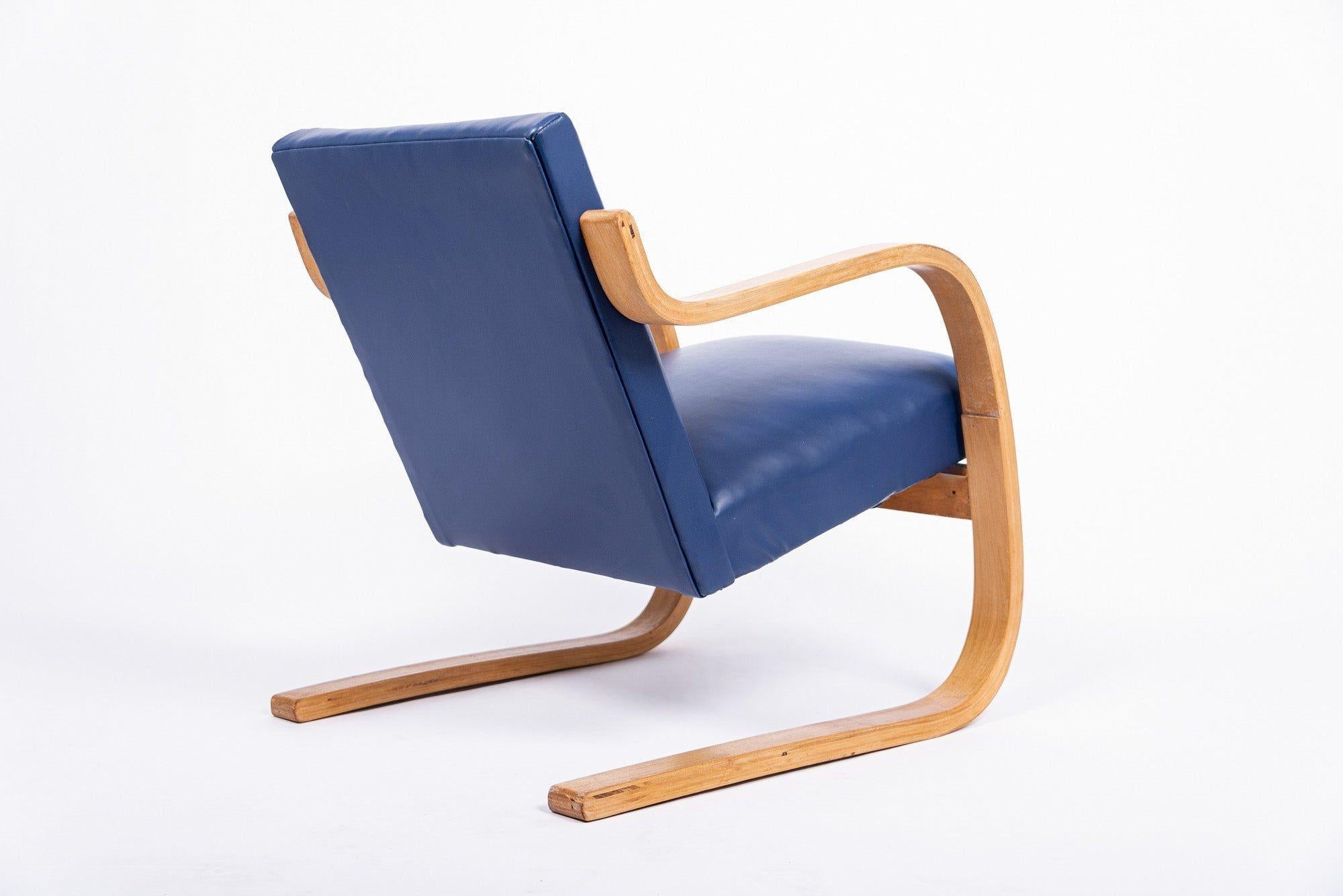 Tissu Chaise à accoudoirs Model No 402 d'Alvar Aalto+Aalto, fabriquée en Finlande, années 1930 en vente
